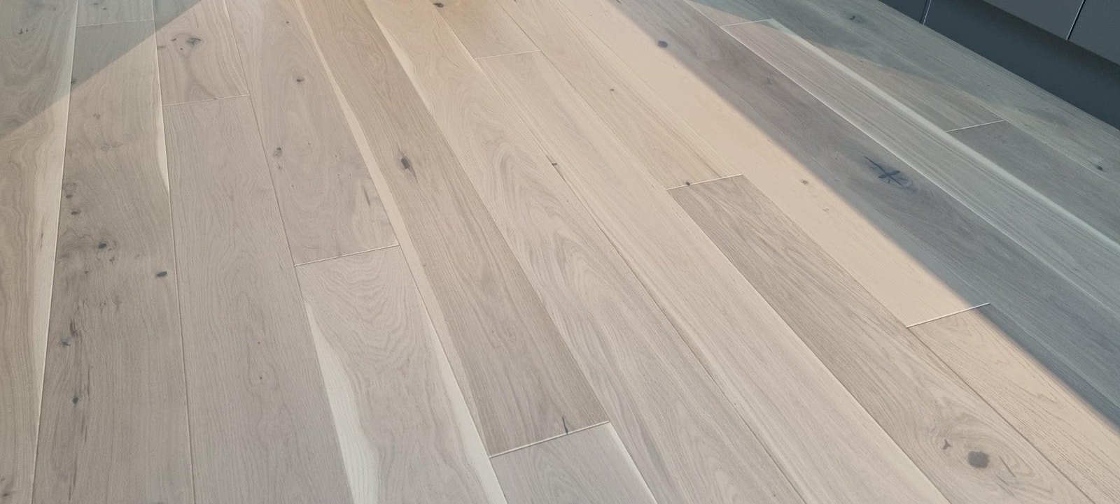 Deilig vannbåren varme under parketten Galleribilde