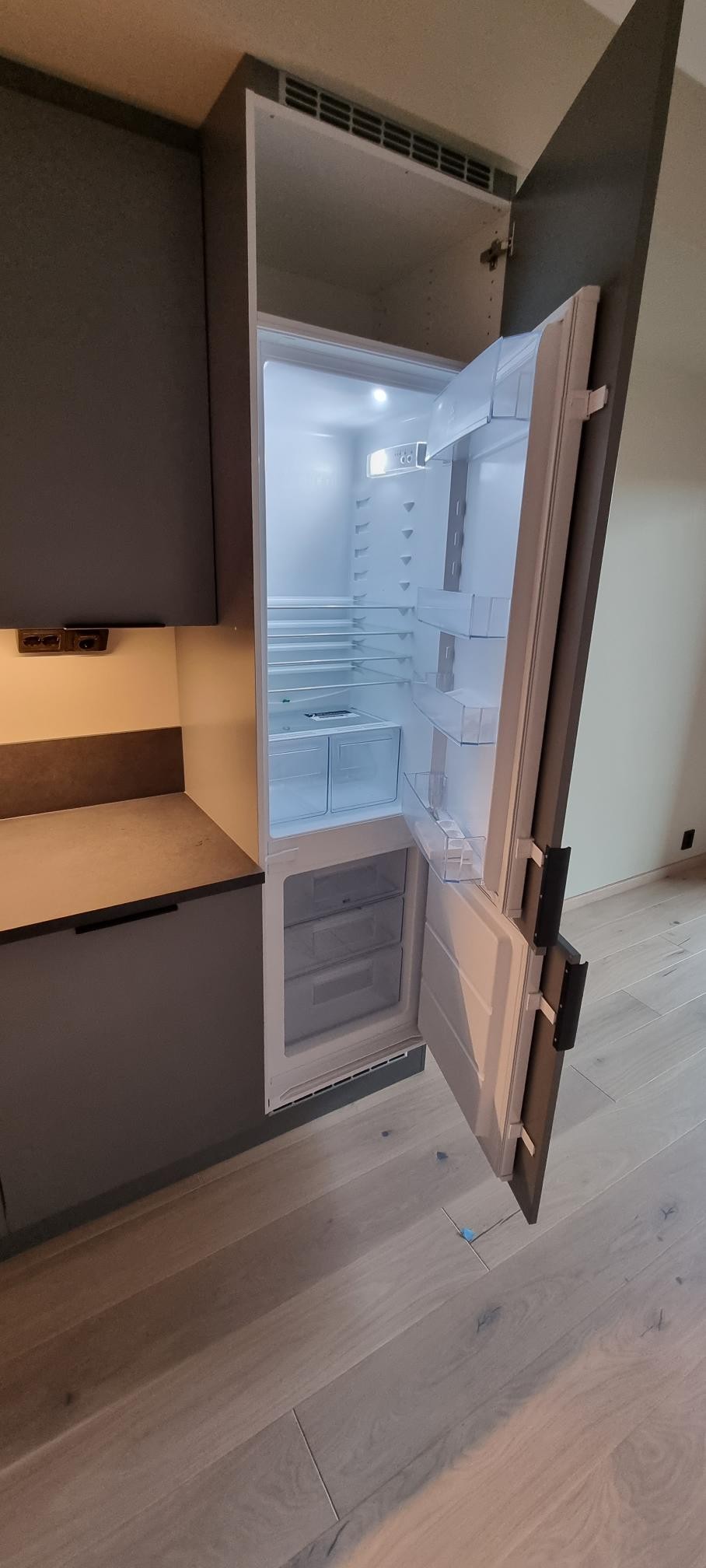 Oppvaskmaskin, vaskemaskin, kjøl og frys integrert. Galleribilde