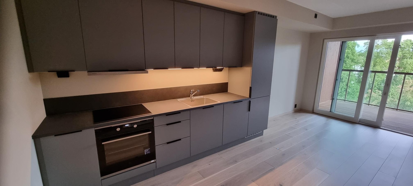 Kvalitetskjøkken med integrerte hvitevarer Galleribilde