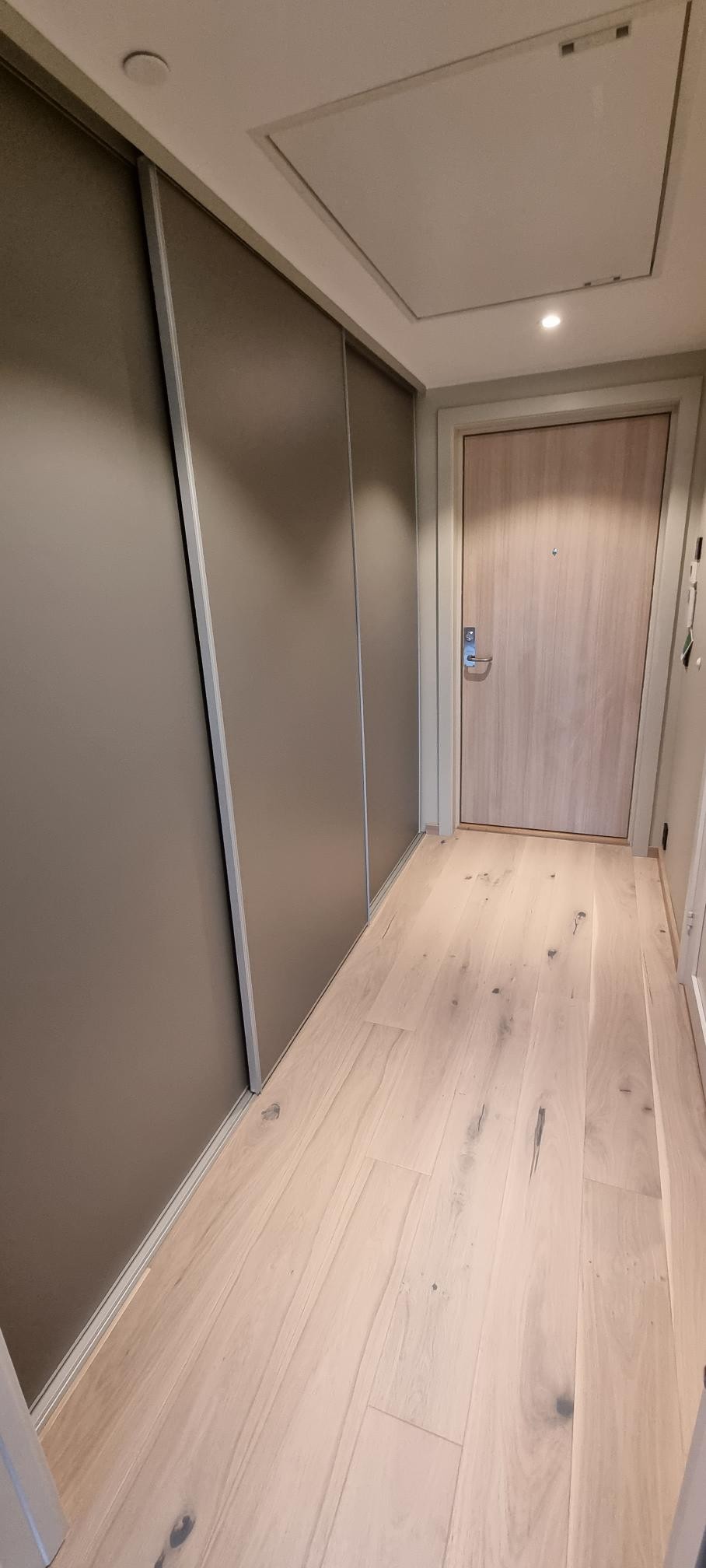 Stort garderobeskap med innebygd vaskemaskin Galleribilde