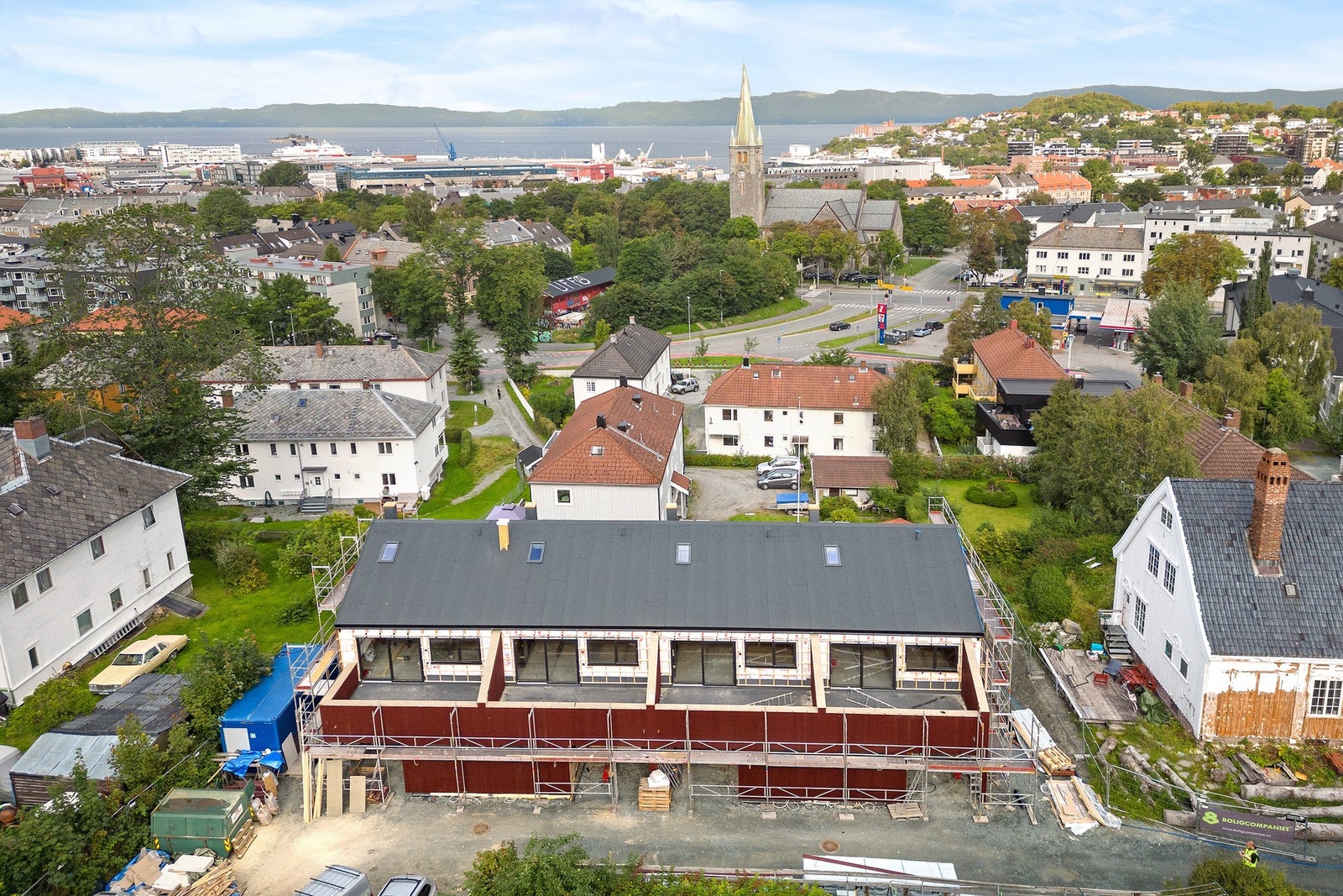 Det kommer terrasser på begge sider av boligene, svært gode solforhold på tomten. Det blir utgang fra kjøkken til en solrik og sørvendt uteplass. Galleribilde