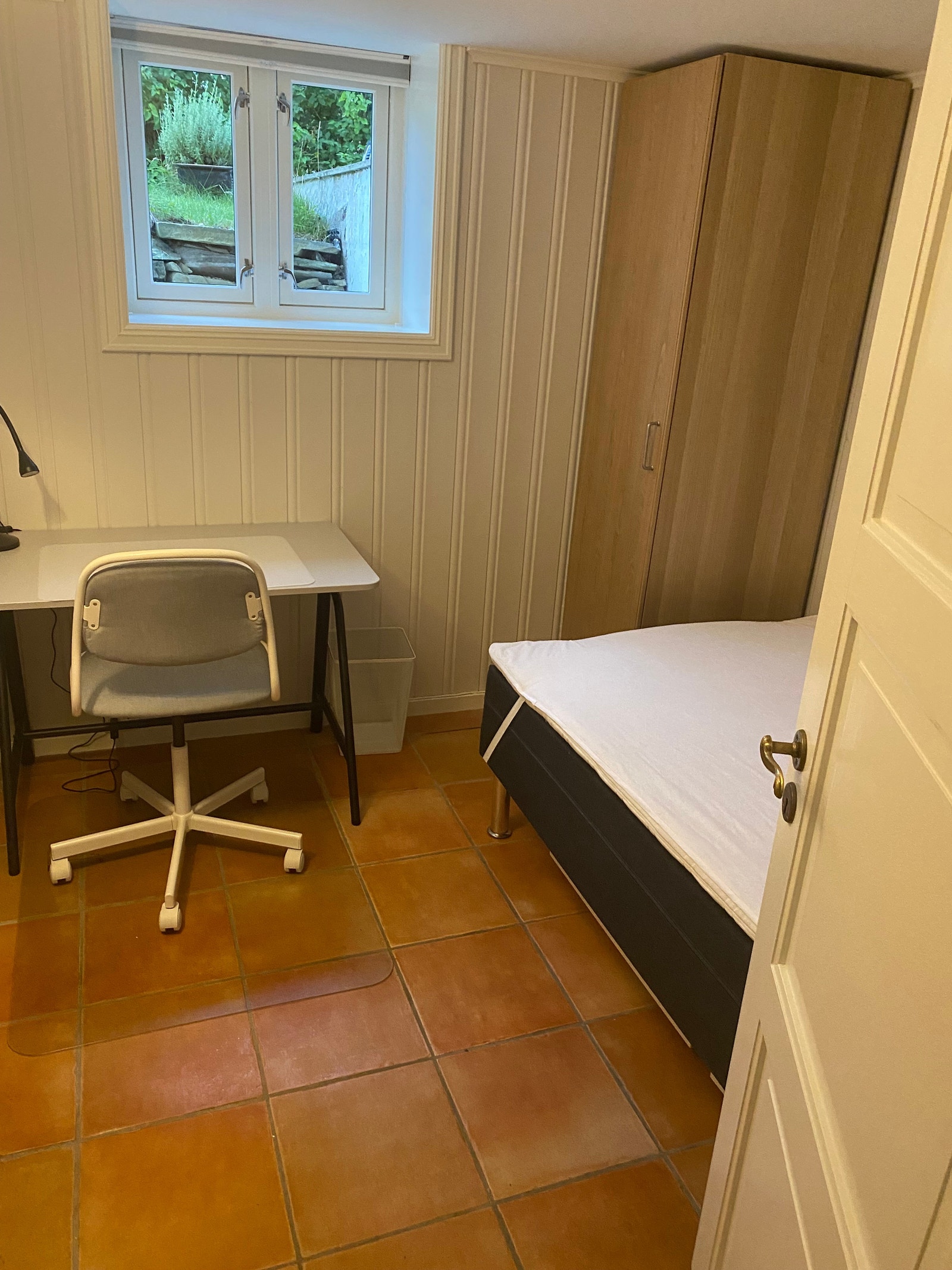 Soverom1 med egen arbeidsplass og garderobeskap Galleribilde