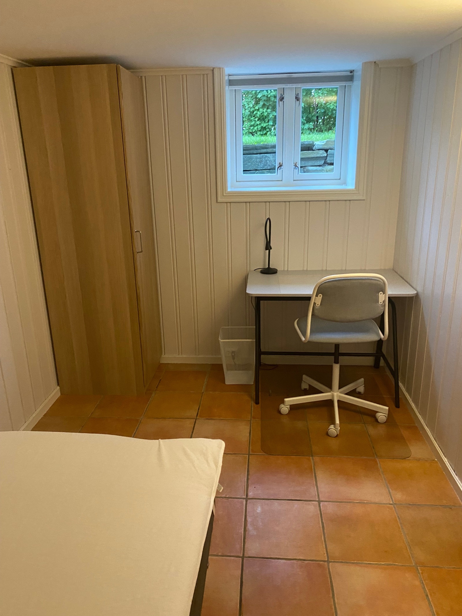 Soverom 2 med egen arbeidsplass og garderobeskap Galleribilde