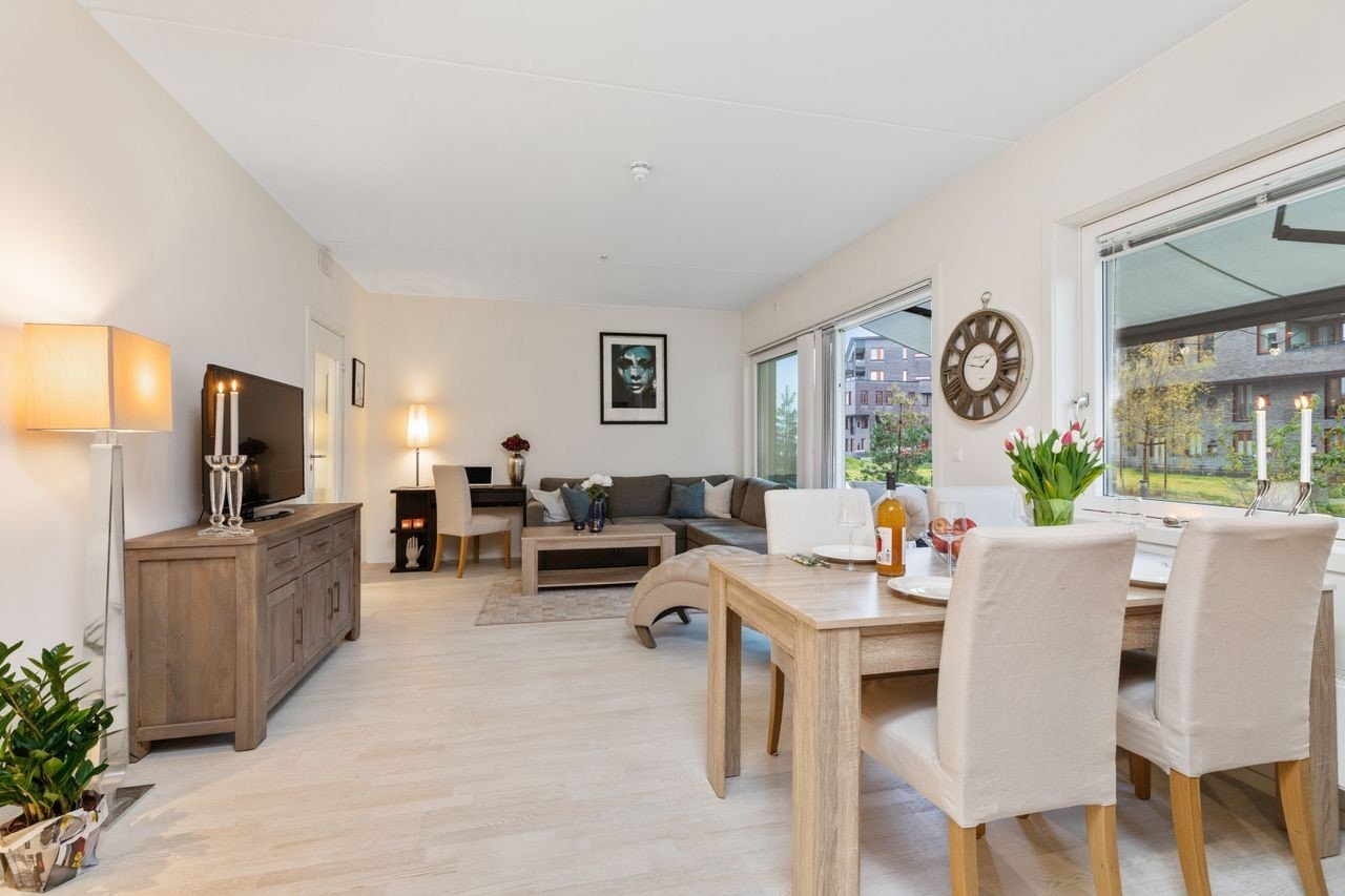 Lys stue med god plass til sofa og TV Galleribilde