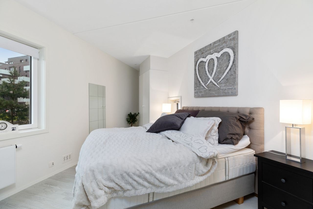 Soverom med god plass til dobbeltseng Galleribilde