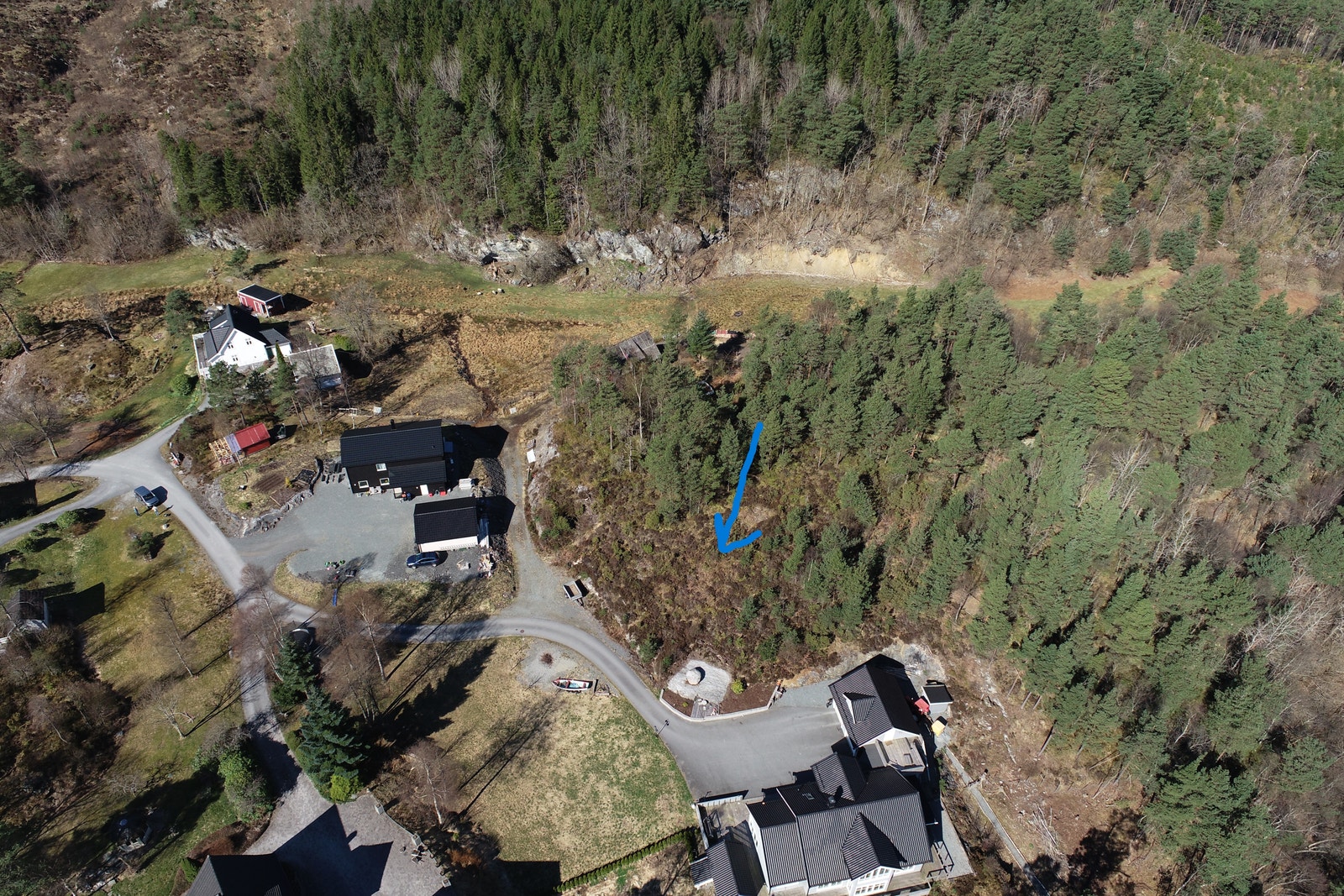 Drone-bilde, blå pil markerer tomta Galleribilde
