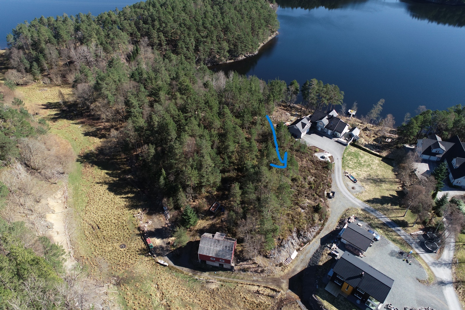 Drone-bilde over tomta og området rundt Galleribilde