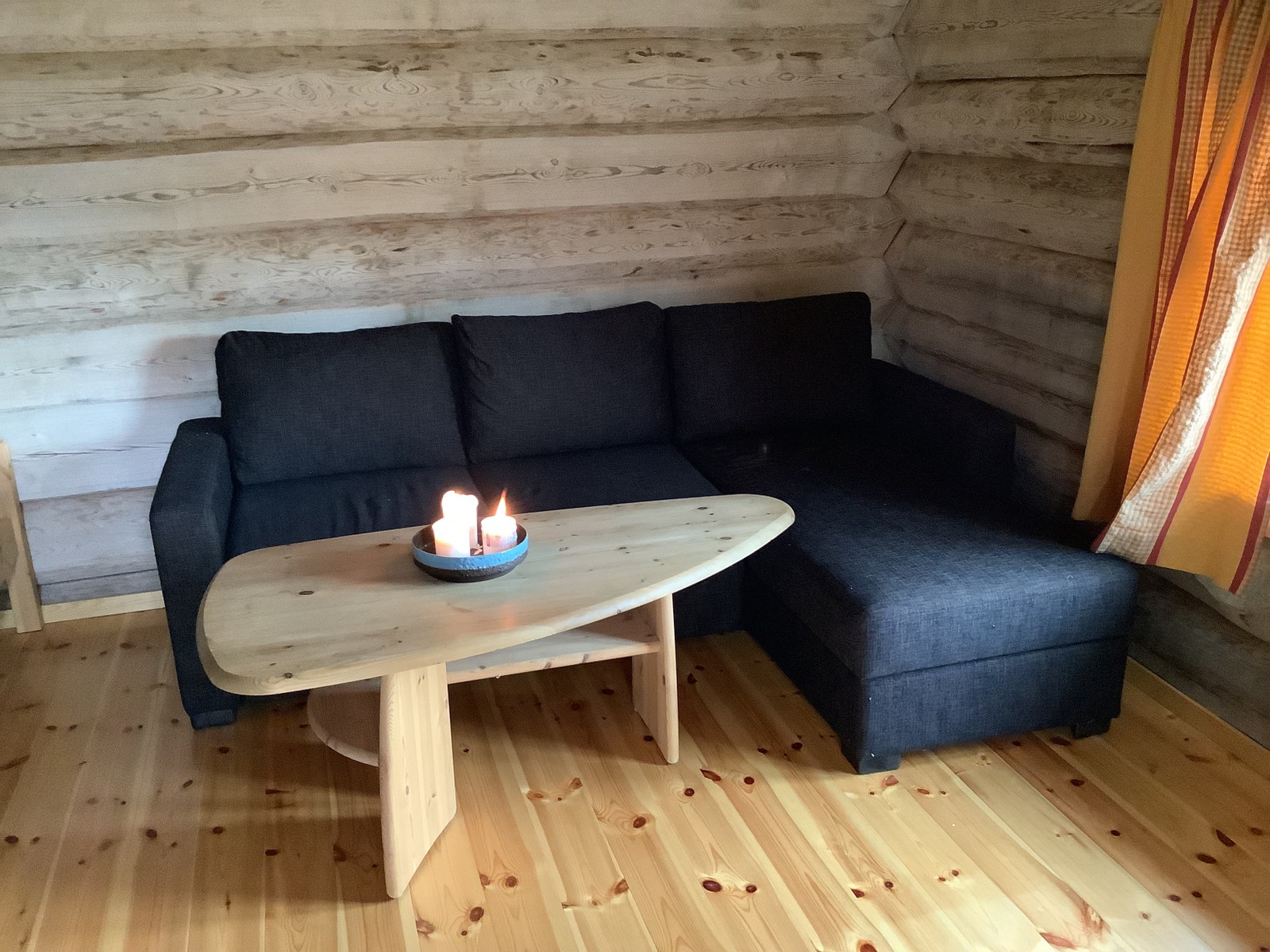 Sovesofa i laftet anneks Galleribilde