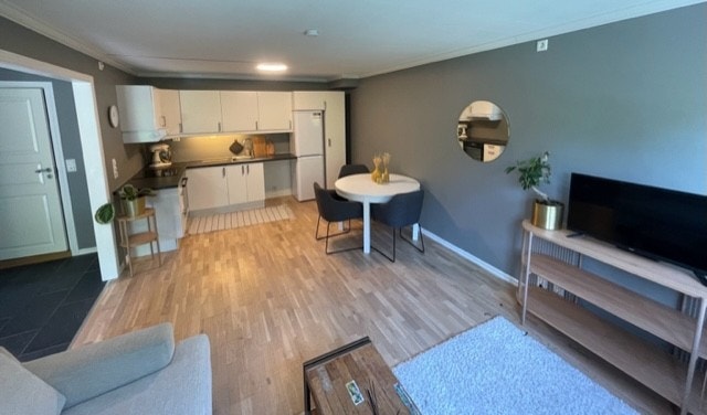 Åpen stue og kjøkkenløsning (ny oppvaskmaskin kommer) Galleribilde