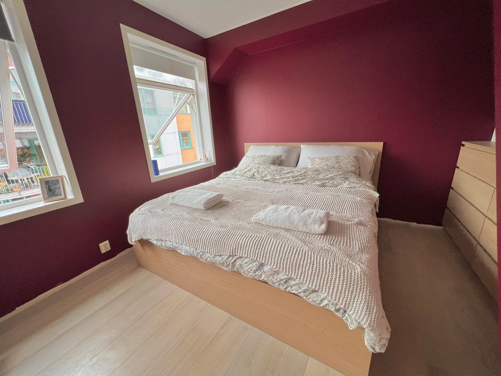 Soverom med stor dobbeltseng og kommode for oppbevaring Galleribilde