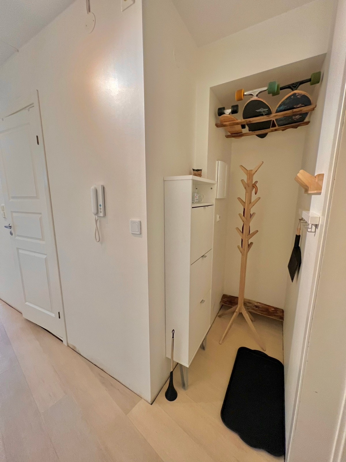 Inngangsparti med plass til oppbevaring av sko og yttertøy. Galleribilde