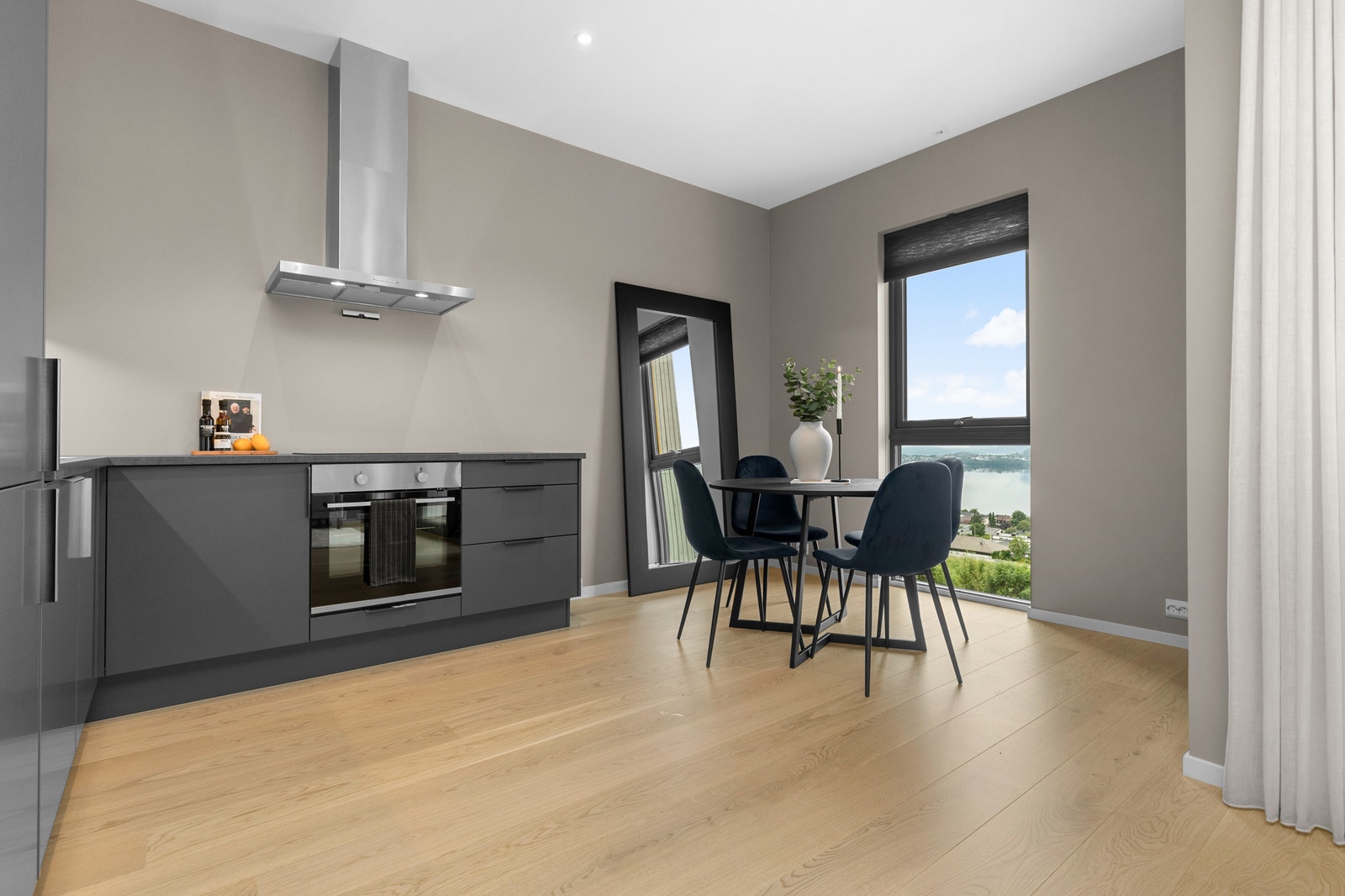 Åpen stue- og kjøkkenløsning. Galleribilde