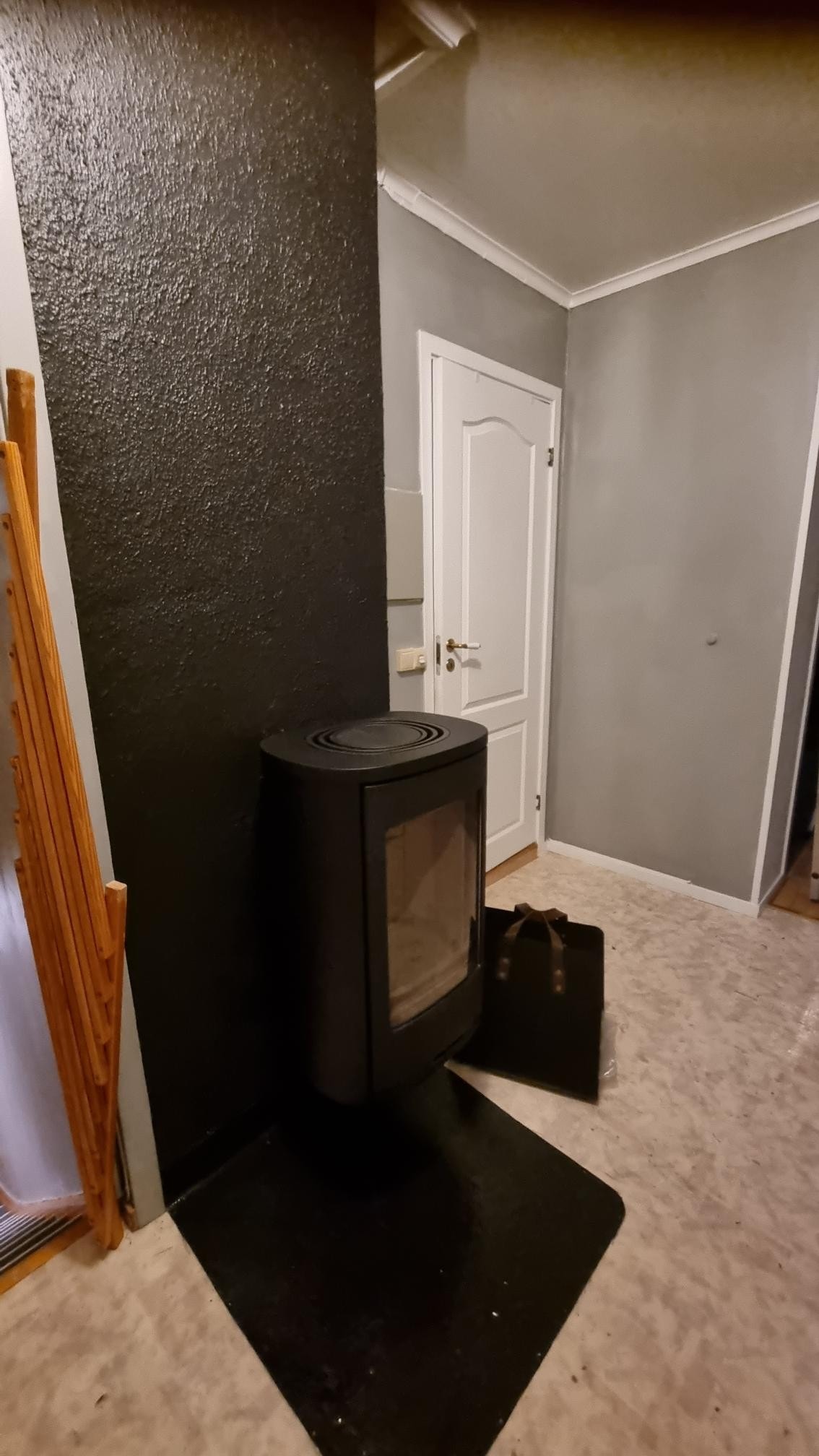 Ny vedovn montert høst-22 i gang Galleribilde