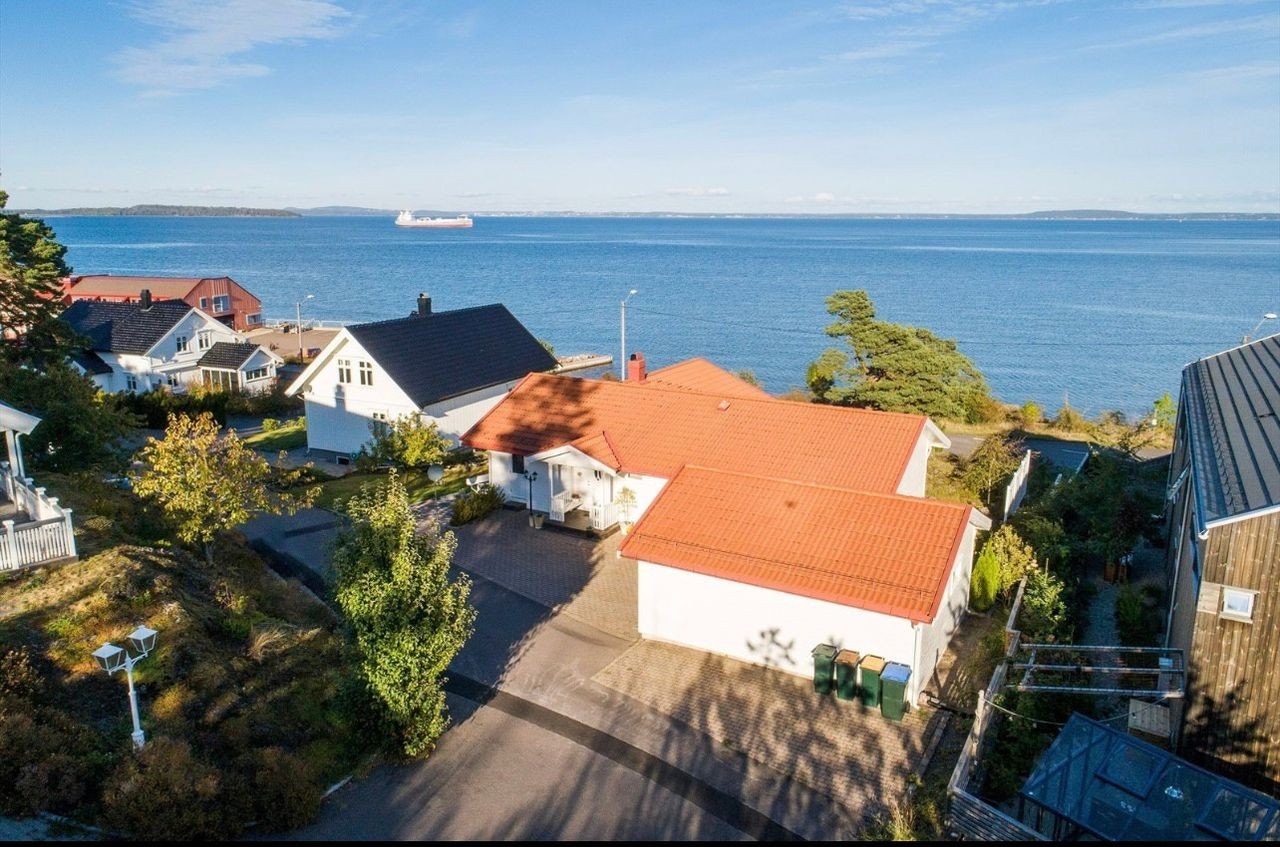 Hus og parkeringsplass ved siden av garasjen Galleribilde