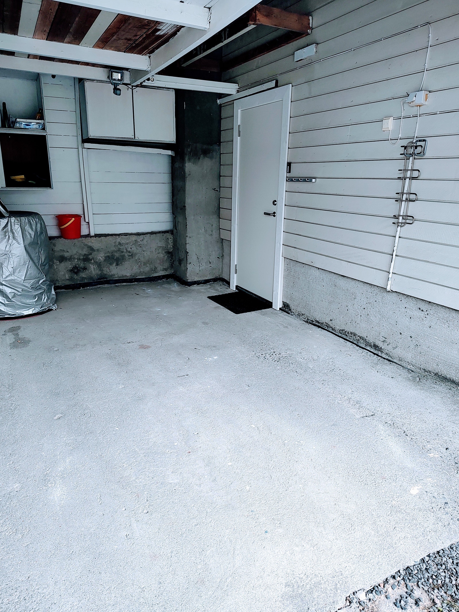 Egen inngang rett inn fra carport parkering til hybelen. Galleribilde