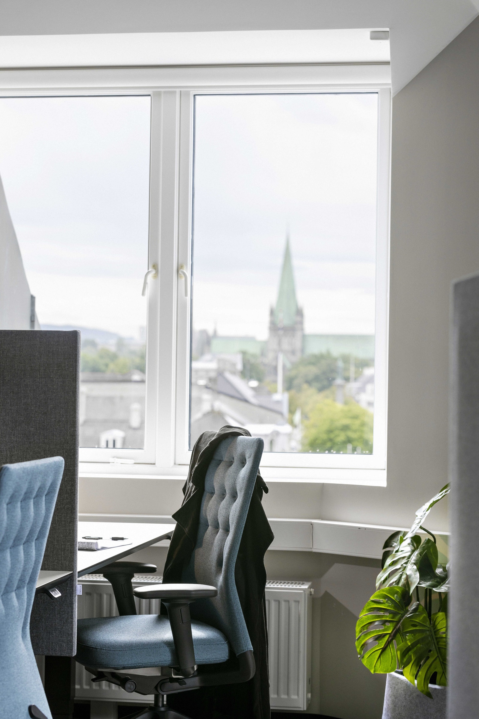 Store vindusflater med mye lysinnslipp Galleribilde