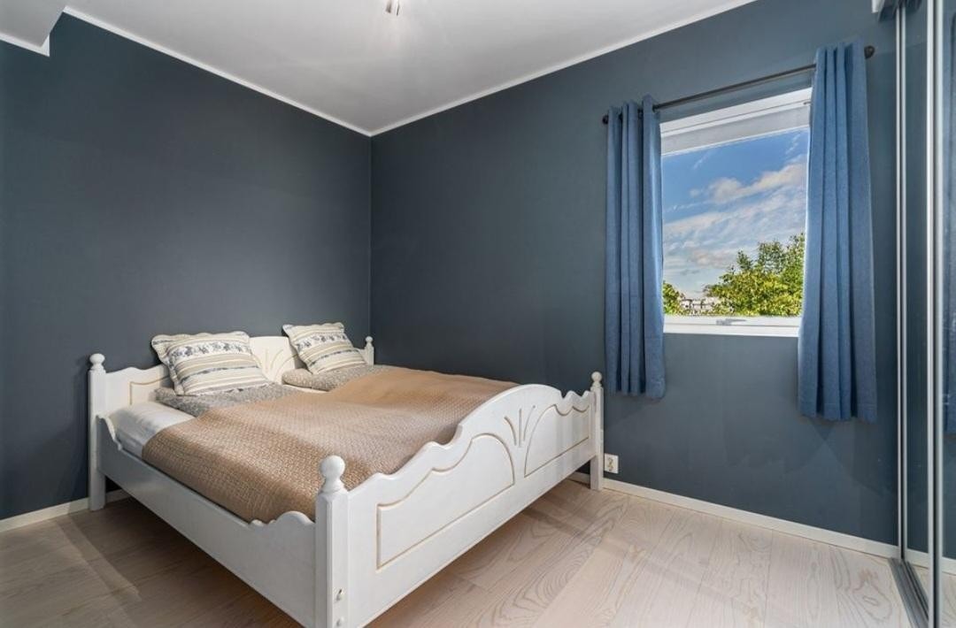Romslig soverom med skyvedørsgarderobe. Galleribilde