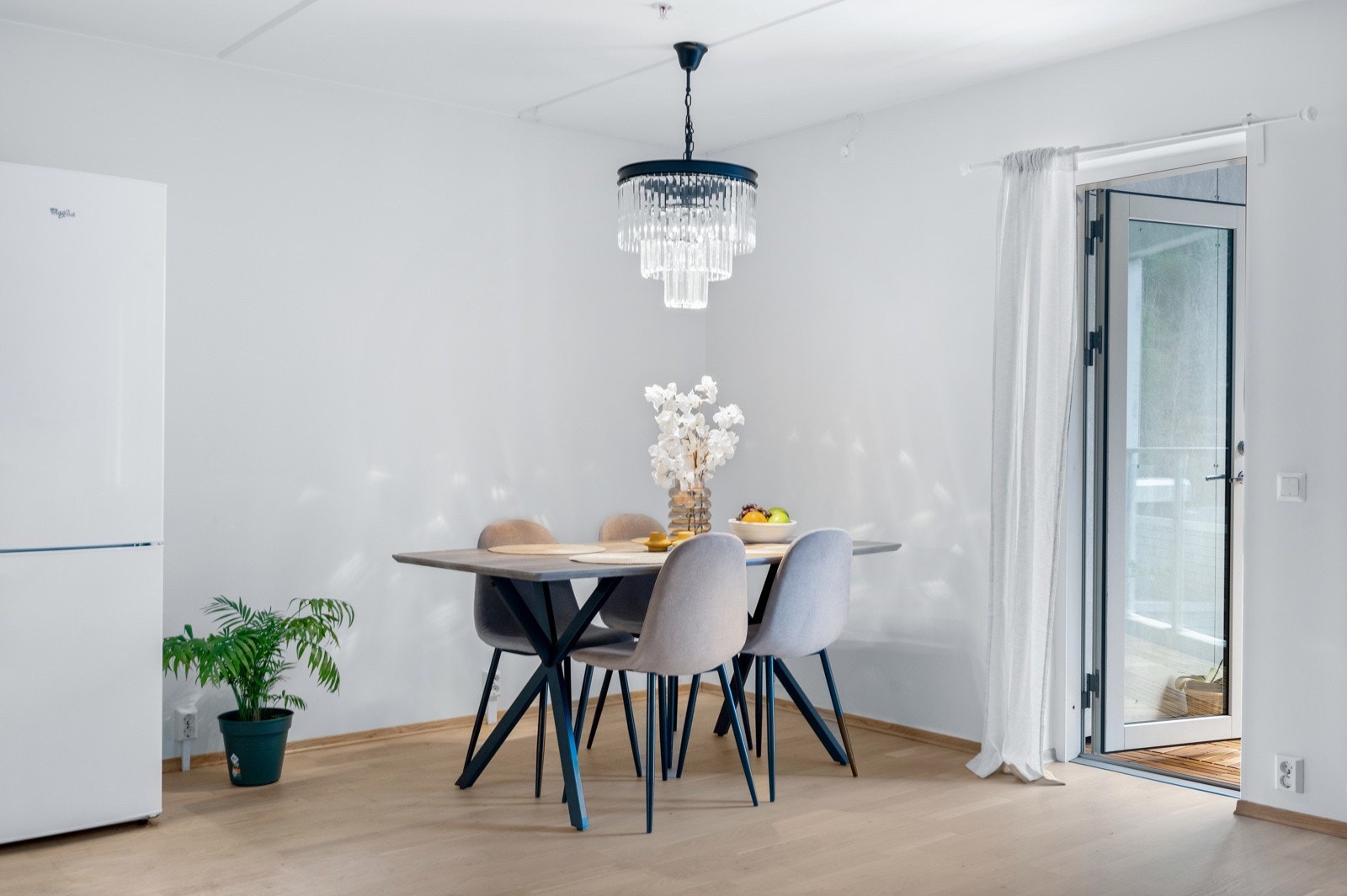 Koselig spiseplass med plass til stort spisebord og mange stoler. Galleribilde