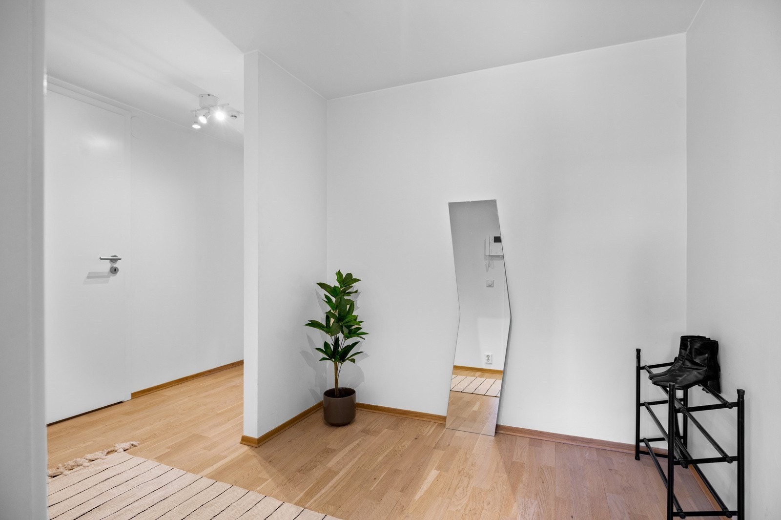 Stor entré med plass til skohylle og jakker Galleribilde