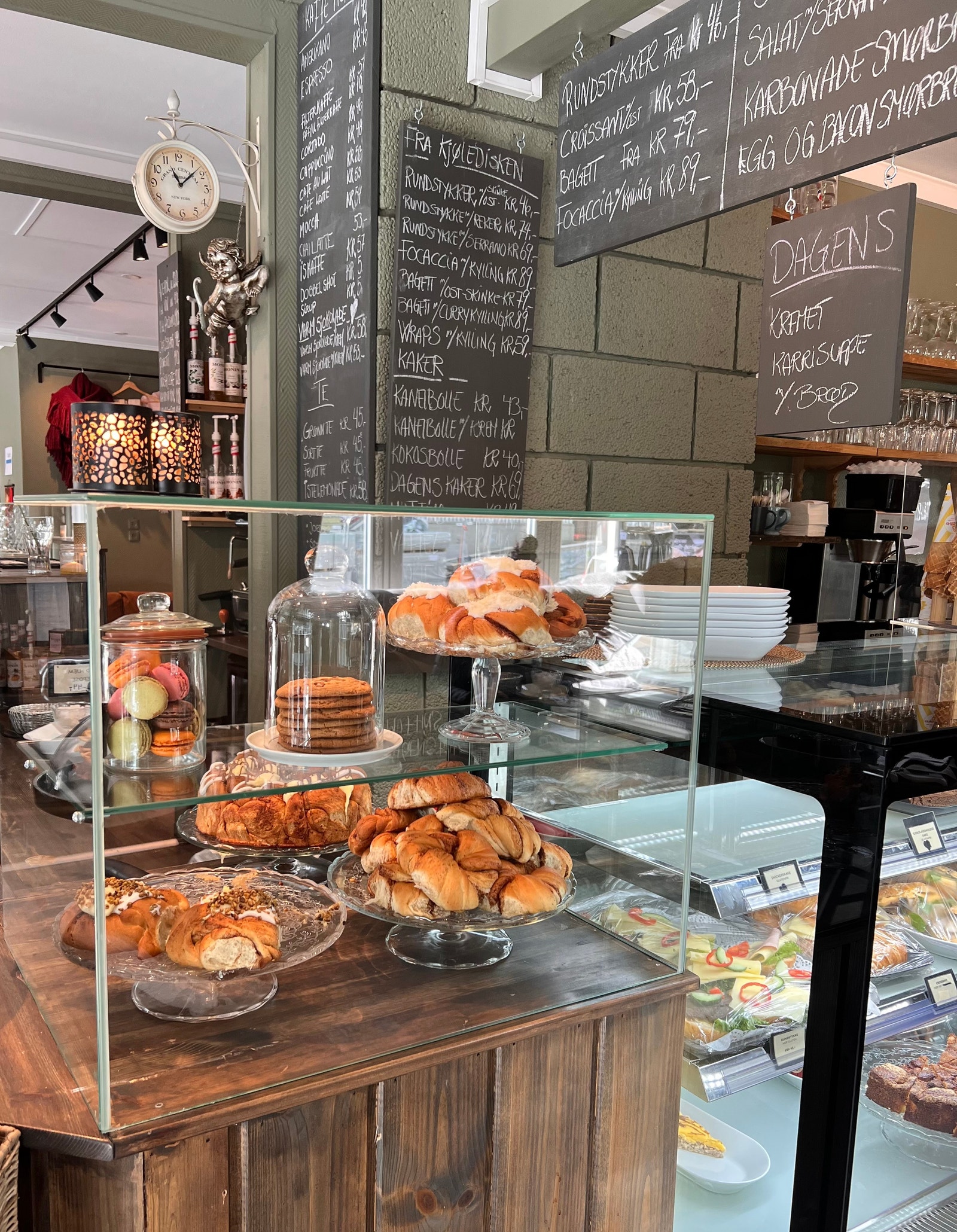 Cafeens fristende kakedisk Galleribilde