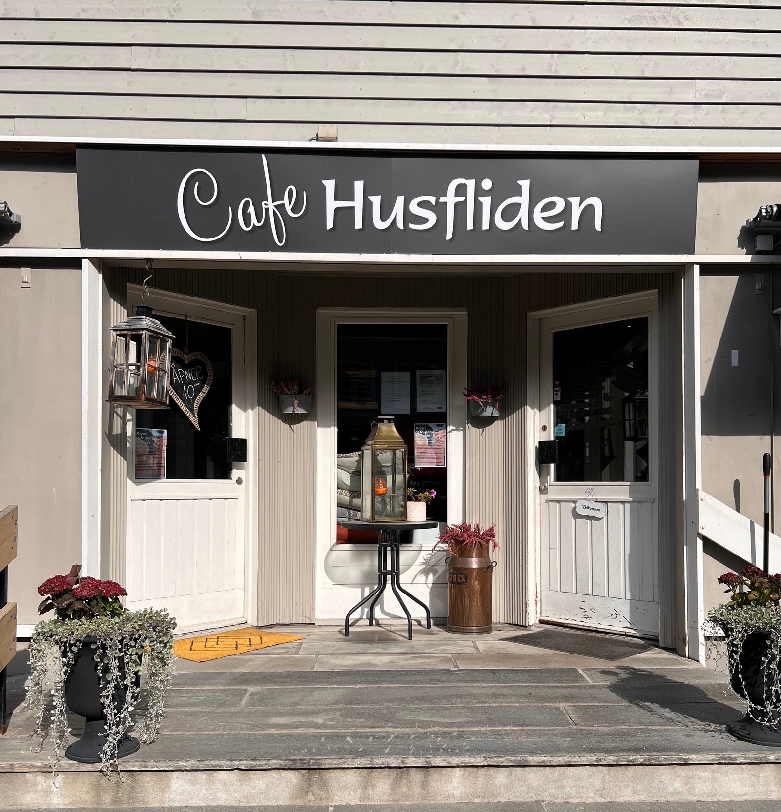Cafe Husfliden inngang Galleribilde