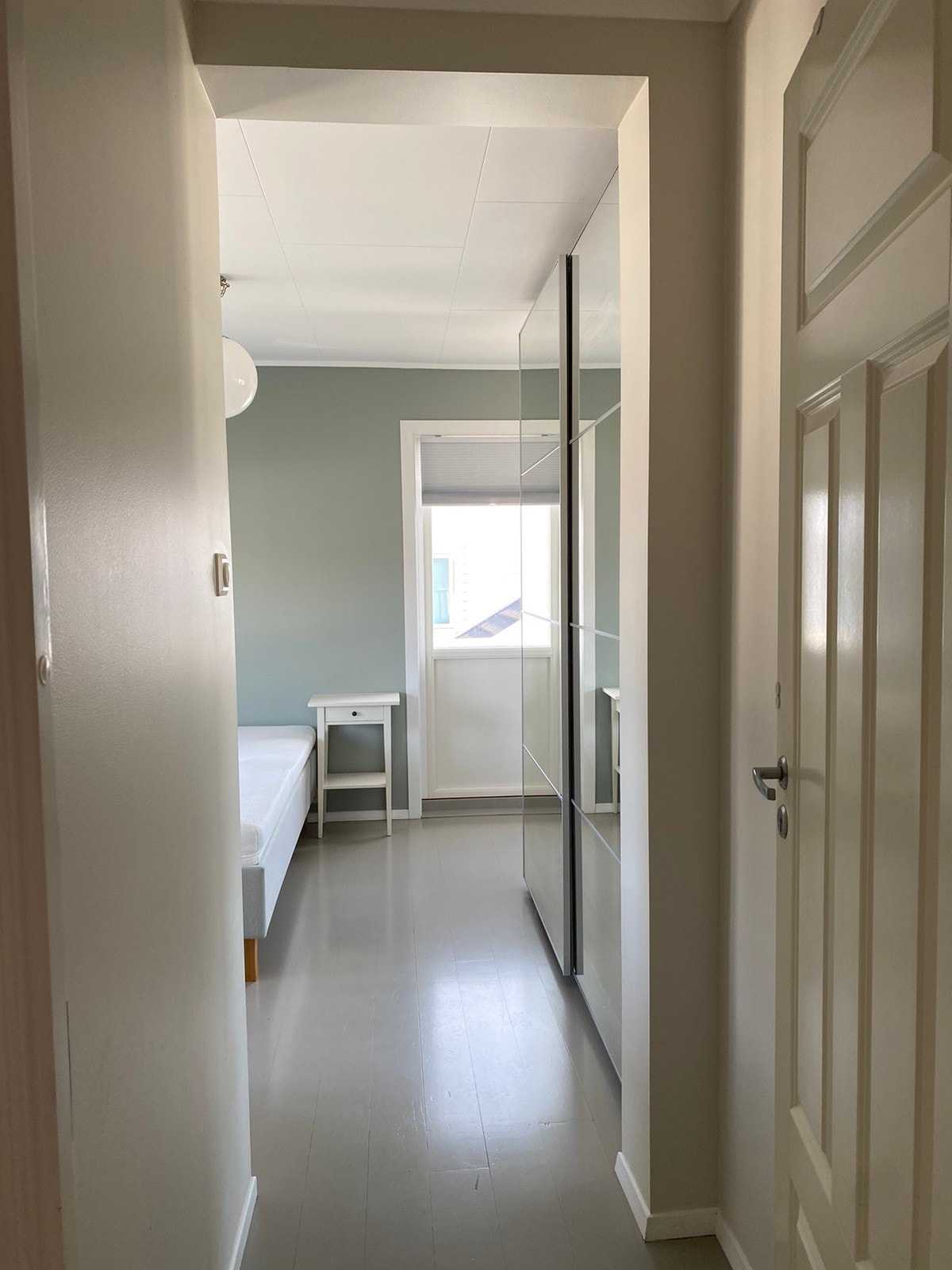 Soverom sett fra gang Galleribilde