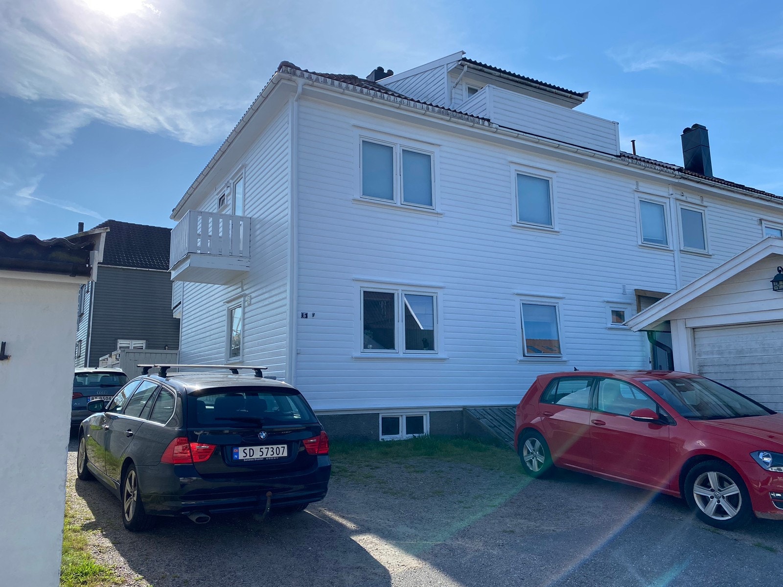 Forsiden av boligen og 1 parkering inkludert helt til venstre Galleribilde