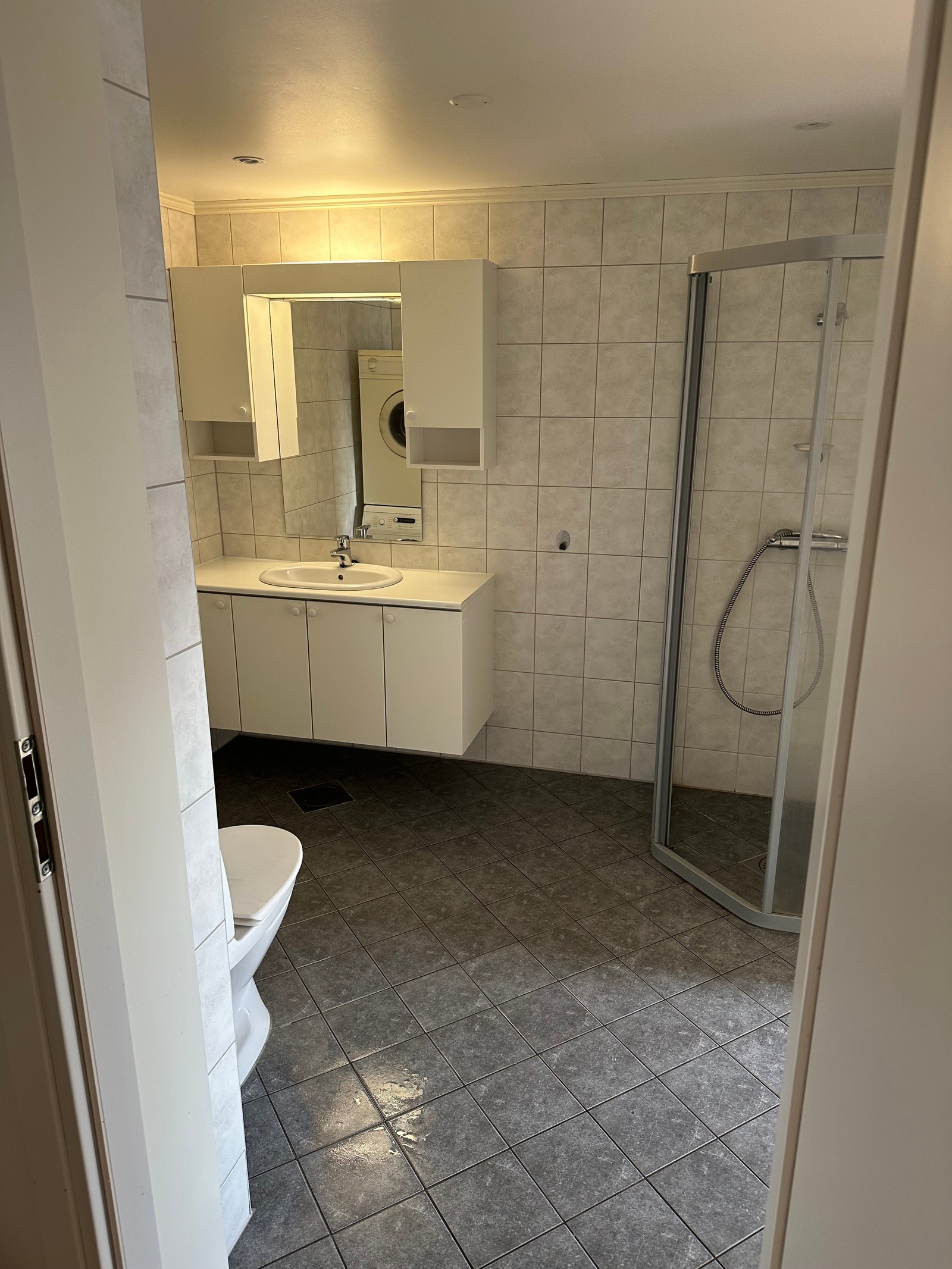 Stort flislagt bad. Galleribilde