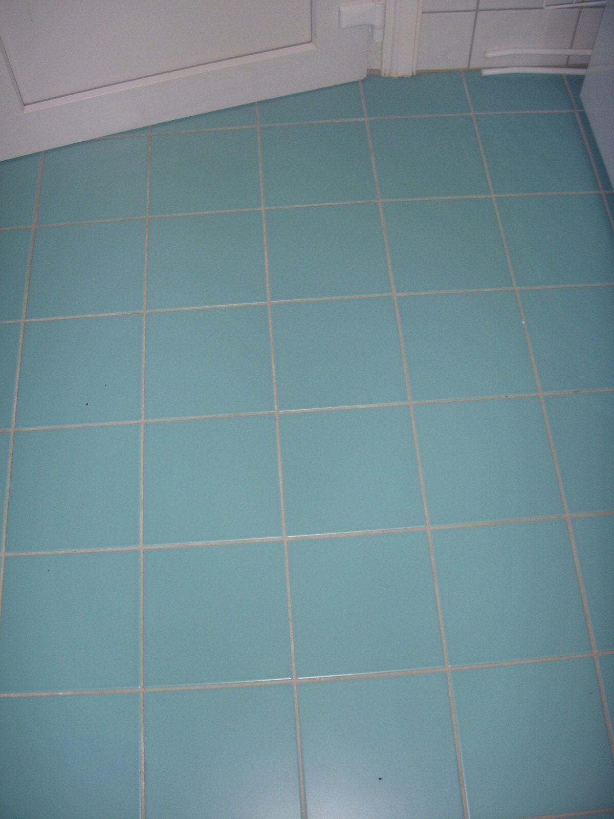 Pene fliser på gulv og vegger på stort bad. Varmekabler. Galleribilde