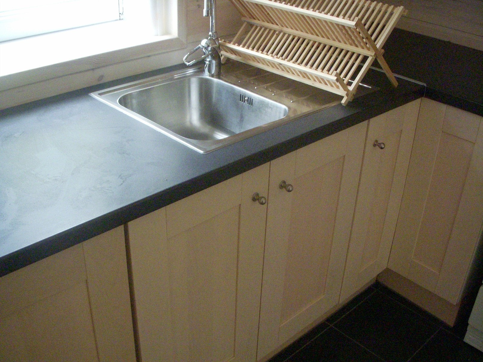 Separat kjøkken. God skap plass og benkeplass på kjøkkenet. Integrert oppvaskmaskin og kombiskap på kjøkkenet. Lyst. Galleribilde