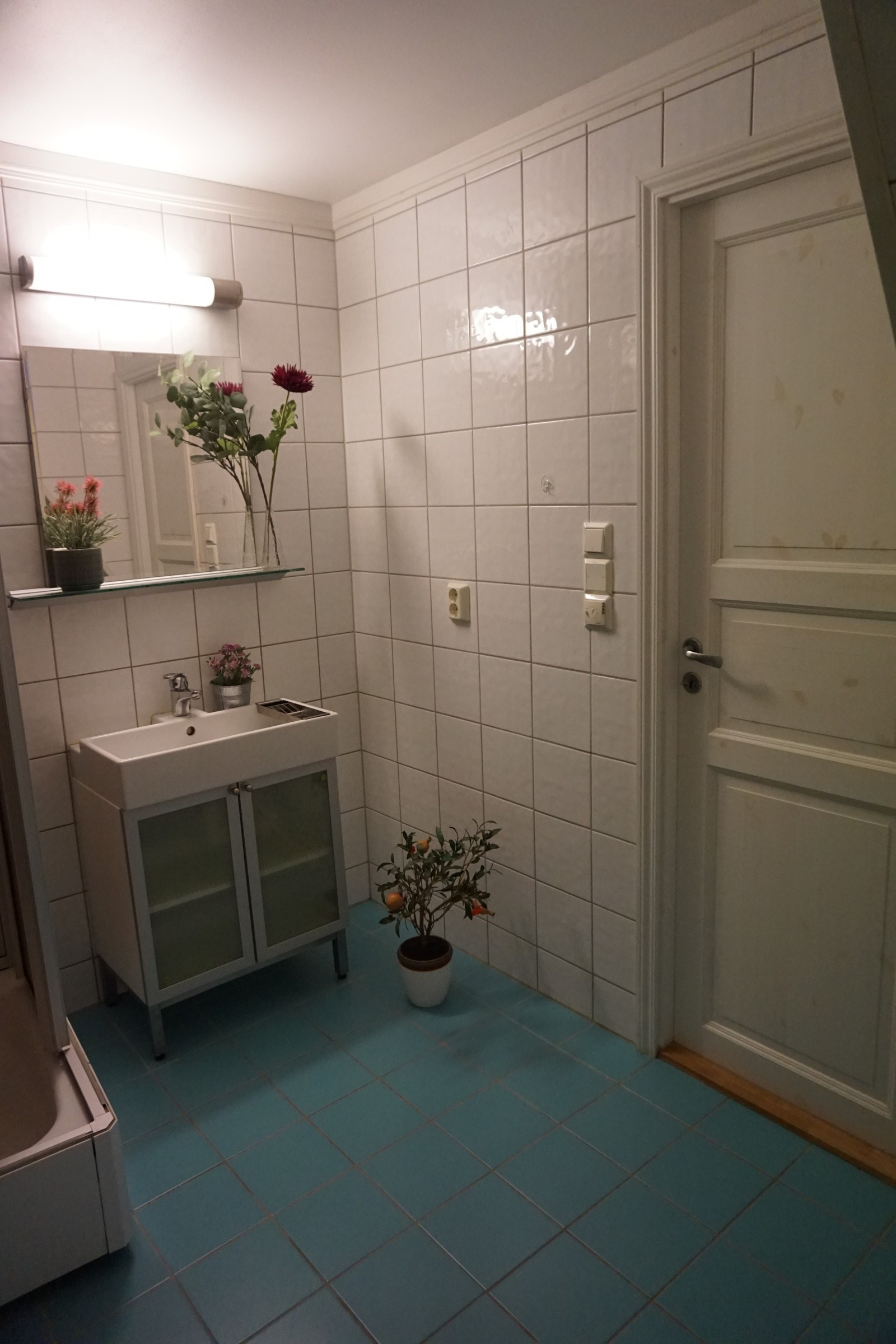 Del av større lekkert hel fliset bad med varmekabler, dusjkabinett, god skapplass og vaskemaskin. Galleribilde