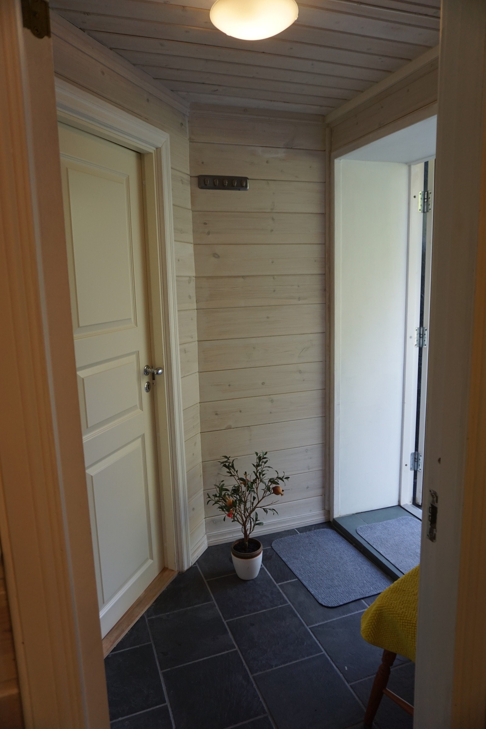 Del av pen, lys yttergang med varmekabler. Fliser. Galleribilde