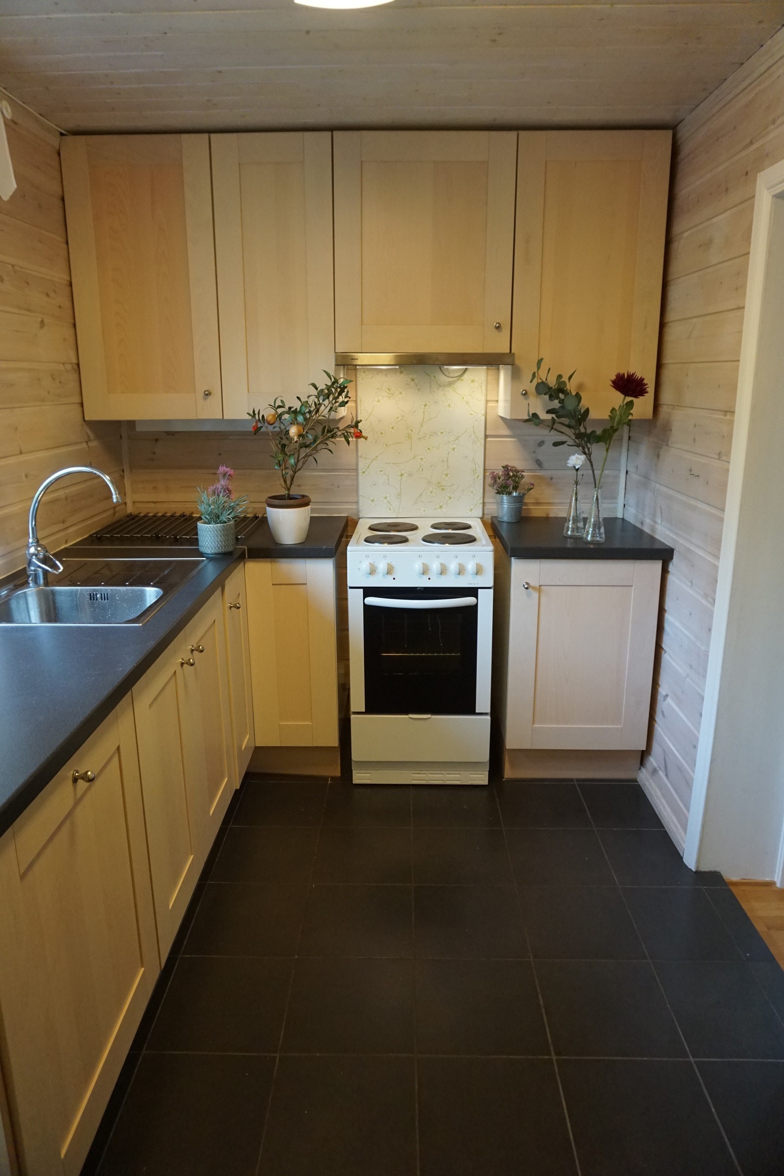 God skapplass og diskplass. Varmekabler i gulvet. Fliselagt gulv. Galleribilde