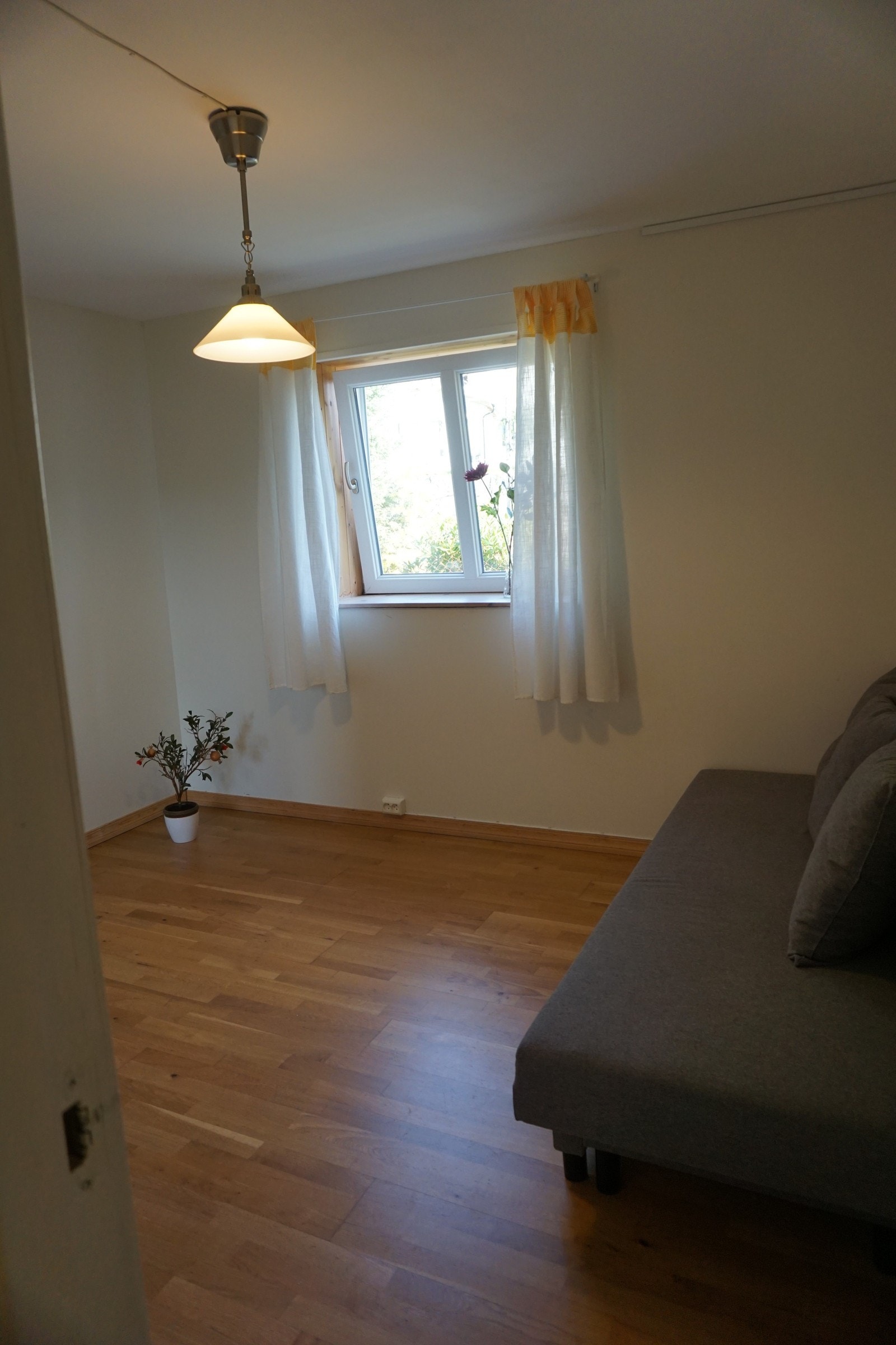 Del av lekker stue. Parkett. Varmekabler. Galleribilde