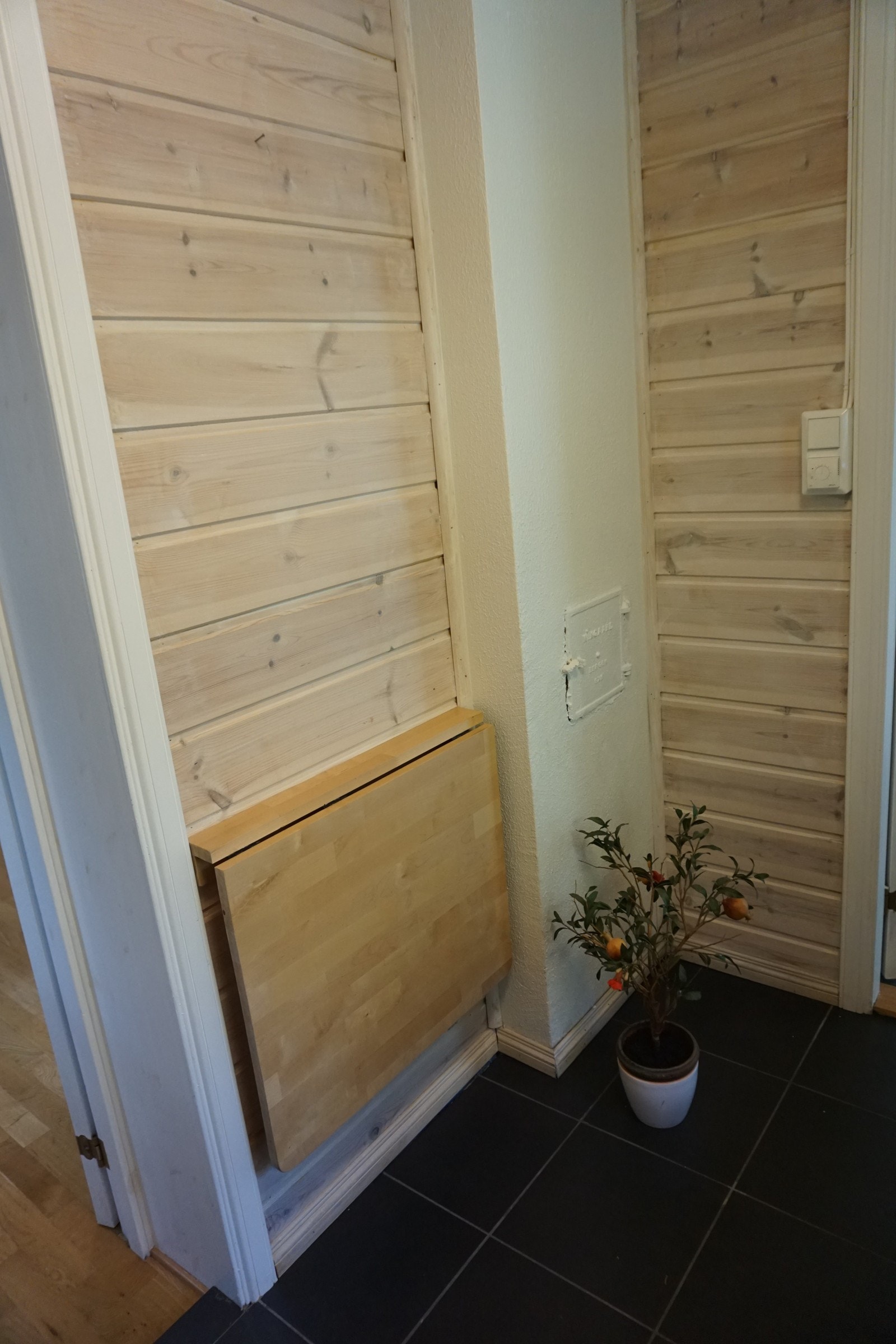 Praktisk med vegg hengt bord på kjøkkenet. Varmekabler. Galleribilde