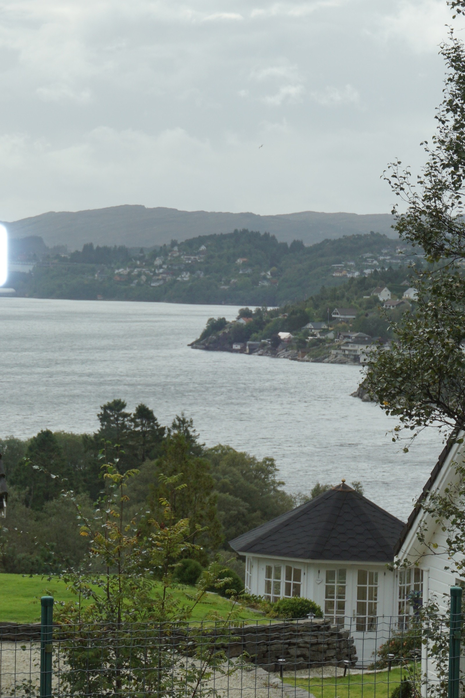 Del av pen utsikt mot sjø fra tomt. Galleribilde