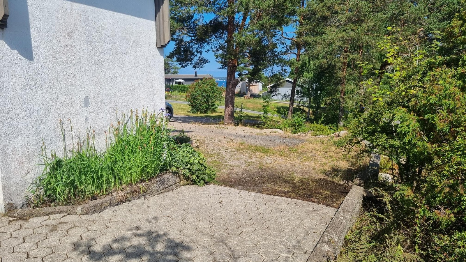 Parkeringsplass, utsikt mot vannet Galleribilde