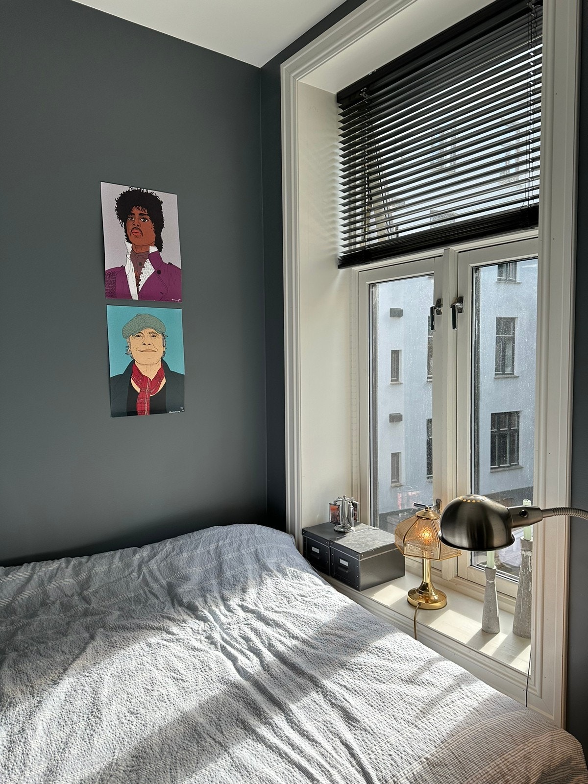 Vindu til rolig bakgård Galleribilde