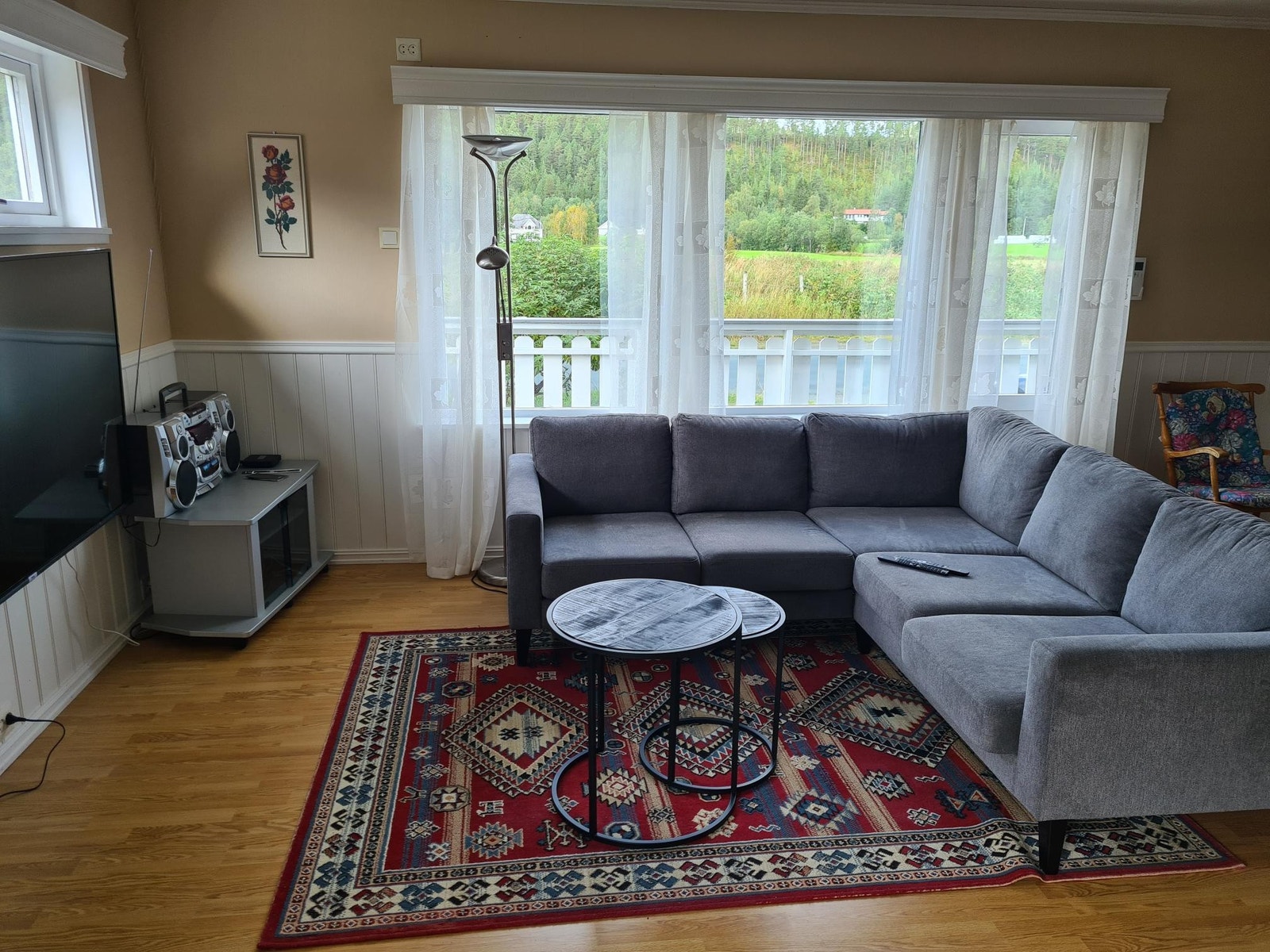 Sofaseksjonen sett fra spisebordet Galleribilde