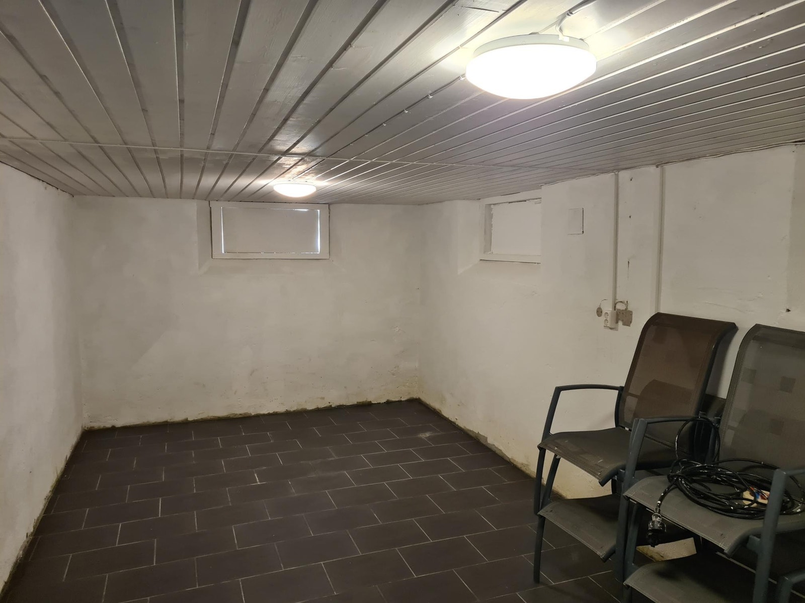 Stort kjellerrom. Vinder er dekkt med isopor for å redusere kulde iutenfra Galleribilde