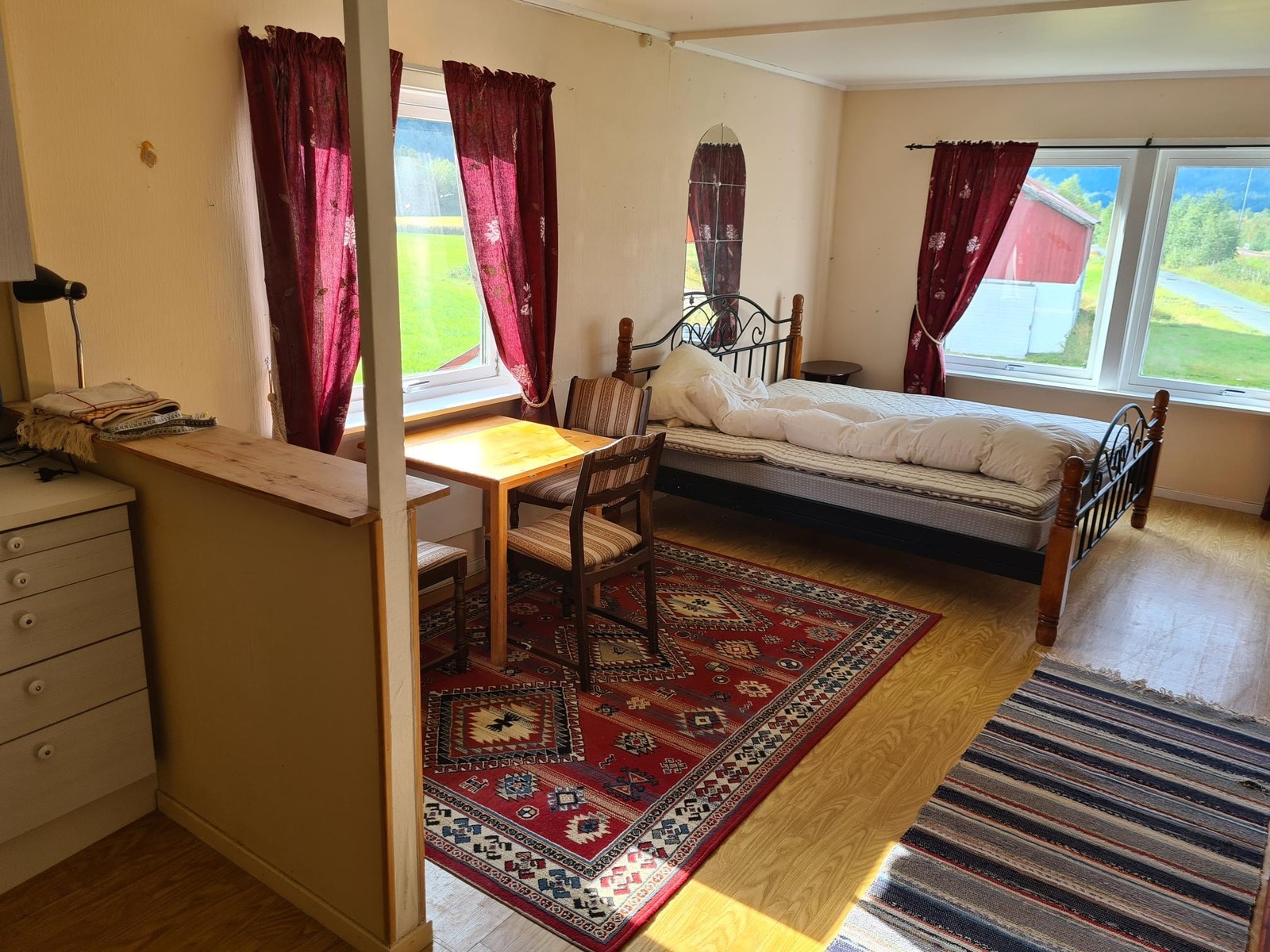 Et av soverommene er dobbelt så stort som de andre. Galleribilde