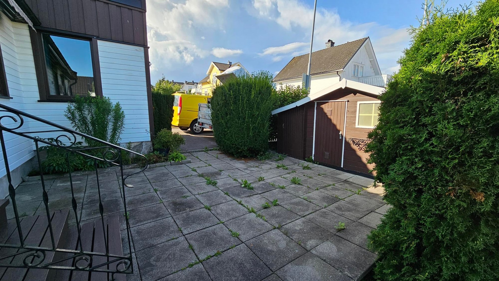 Uteplass med bod Galleribilde
