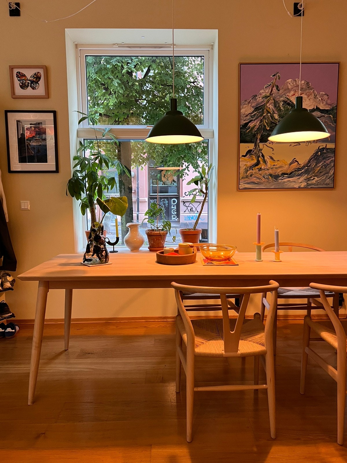 Stor vinduer med godt lysinnslipp. Følger med plissè gardiner for mindre innsyn. Galleribilde