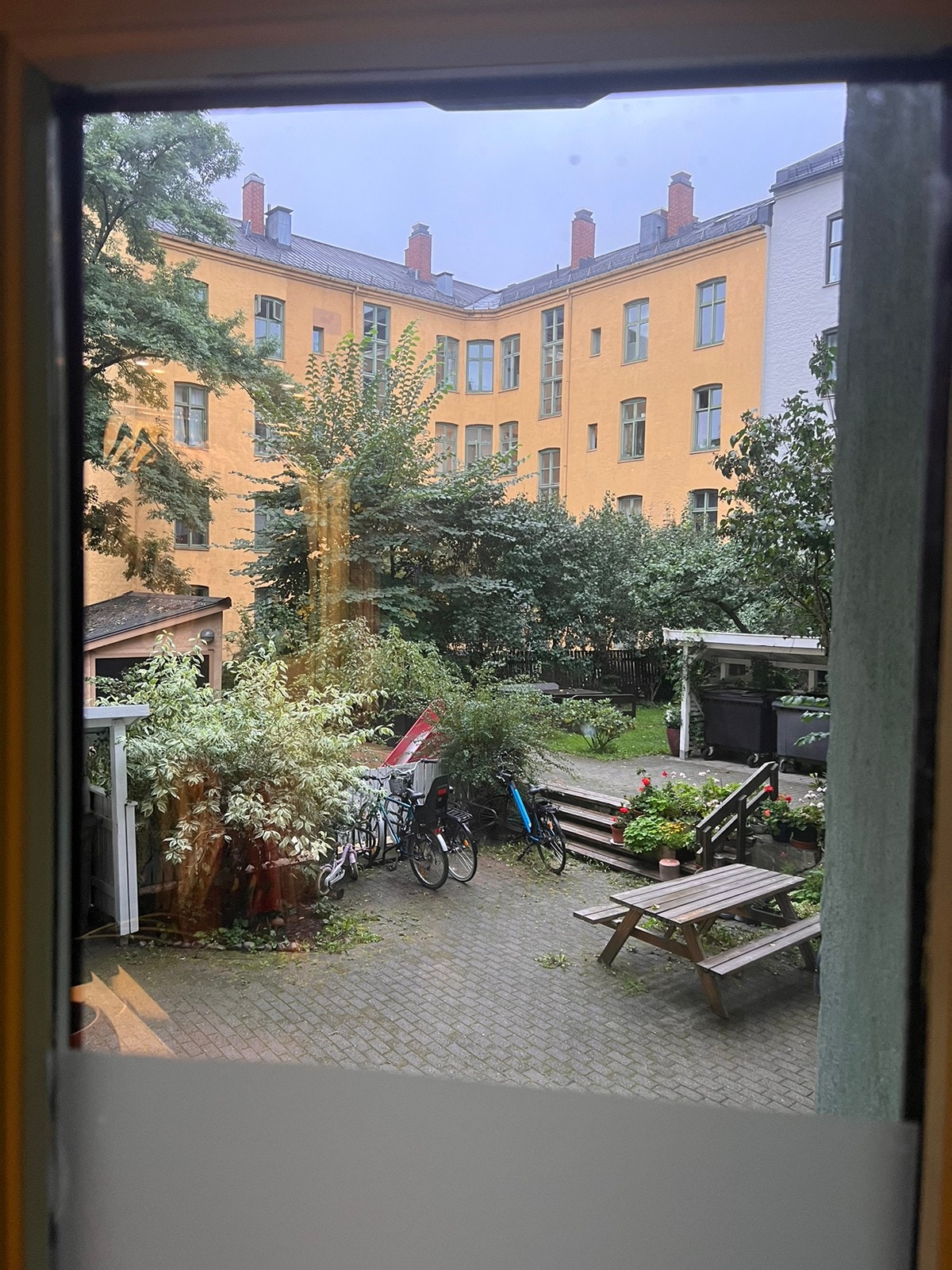 Utsikt fra soveromsvindu. Høy første etasje. Nedre del av vindu har folie for mindre innsyn. Galleribilde
