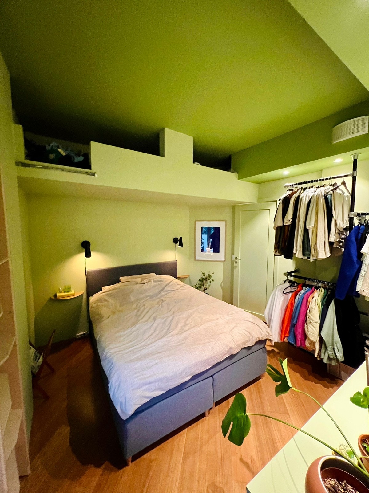 Soverom med god plass til seng på 160cm. Hems med god lagringsplass. Galleribilde