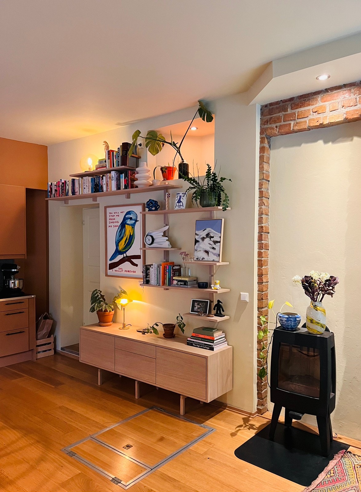 Nydelig peis med vindu på tre sider for ekstra hygge. Galleribilde