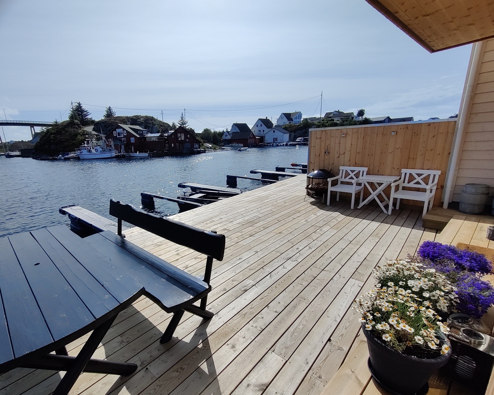 Romslig terrasse med gode muligheter for innredning. Galleribilde