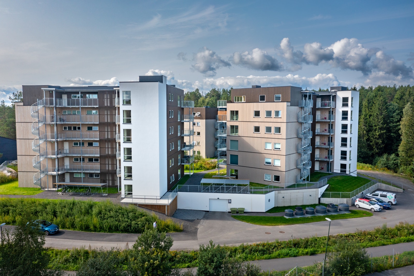 Innkjøring til parkeringskjeller mellom Bygg 2 og 3 sett fra baksiden av byggene. Galleribilde