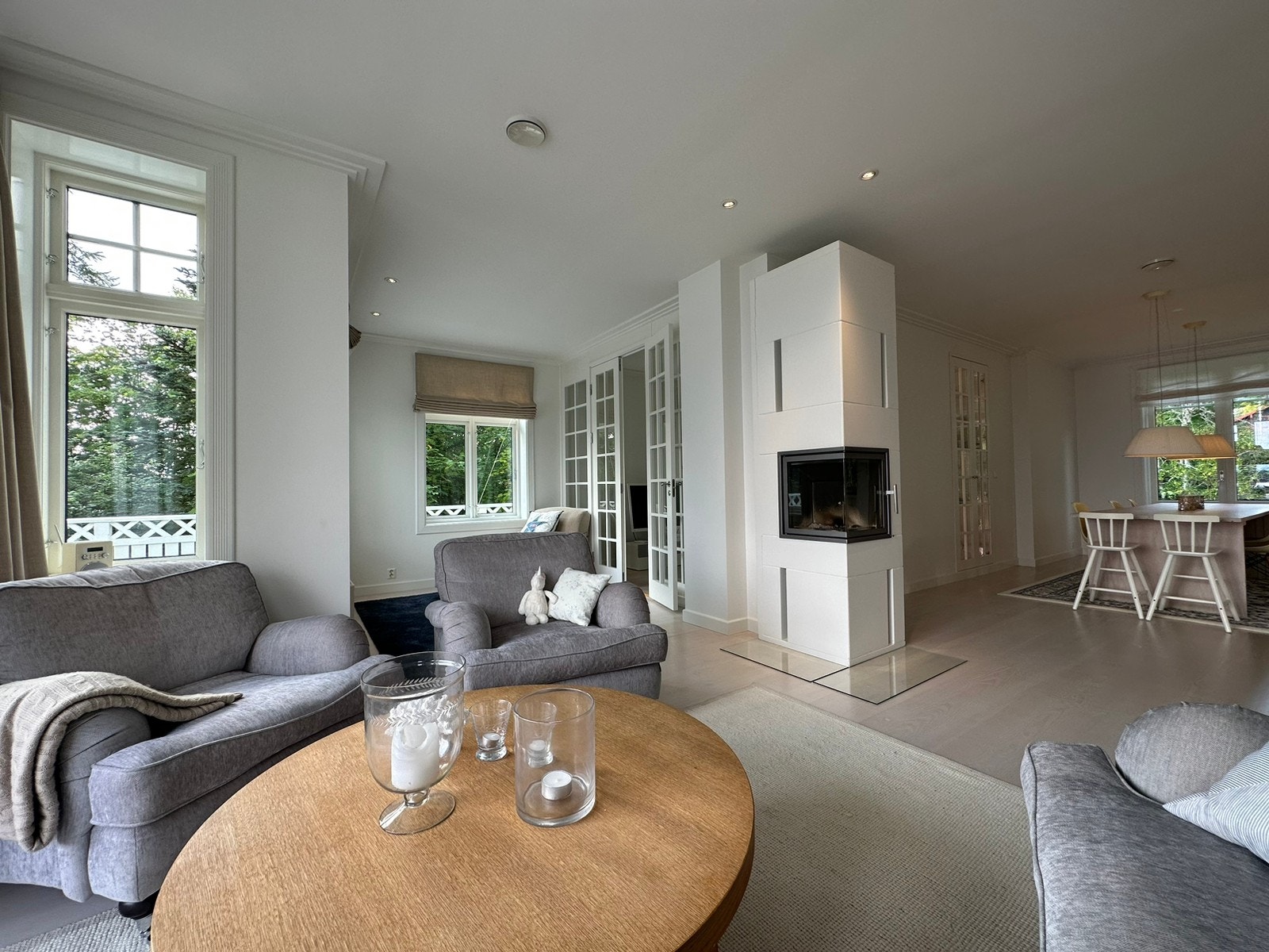 Stue og inngang til tv stue Galleribilde