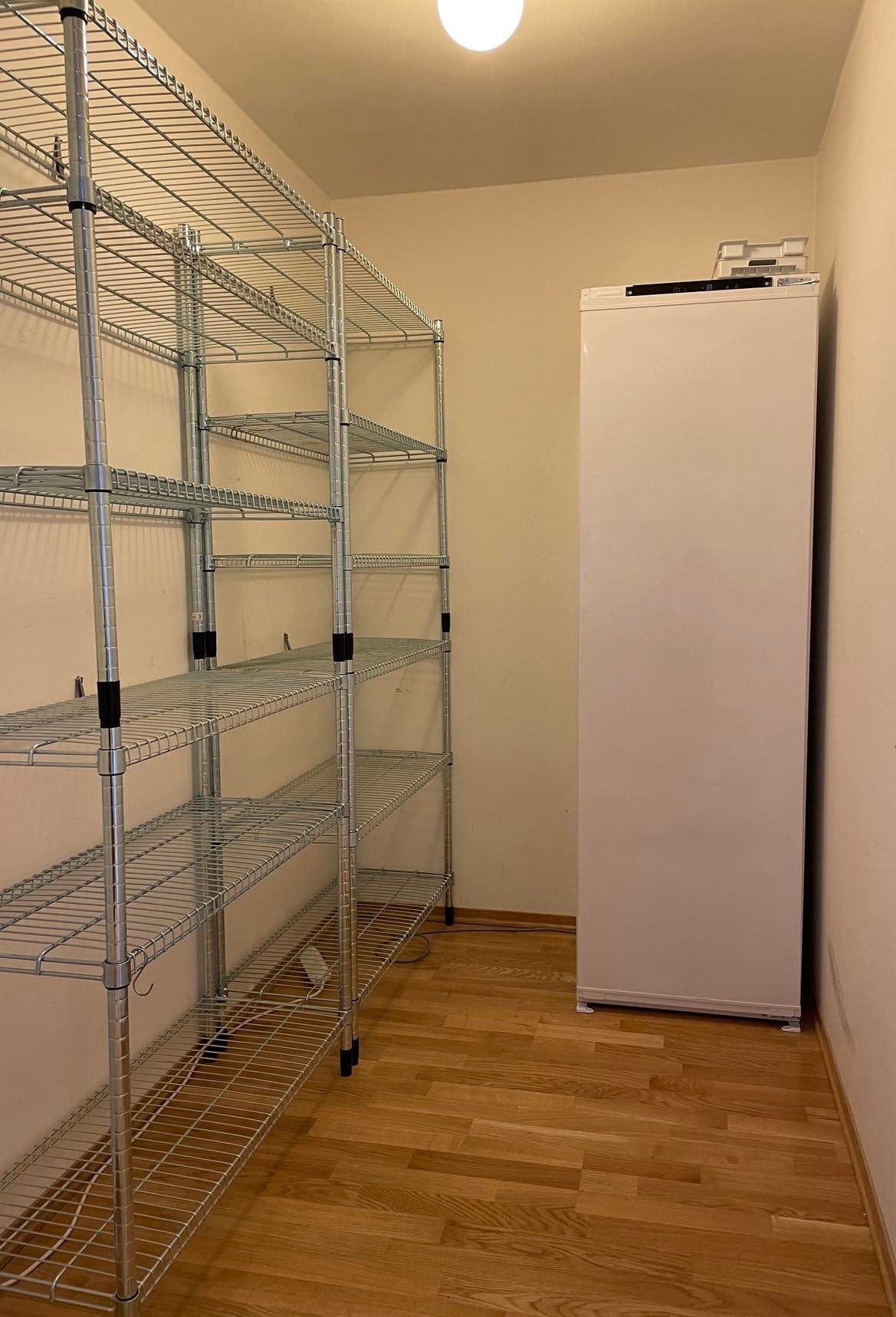 Praktisk bod med hyller og fryseskap Galleribilde